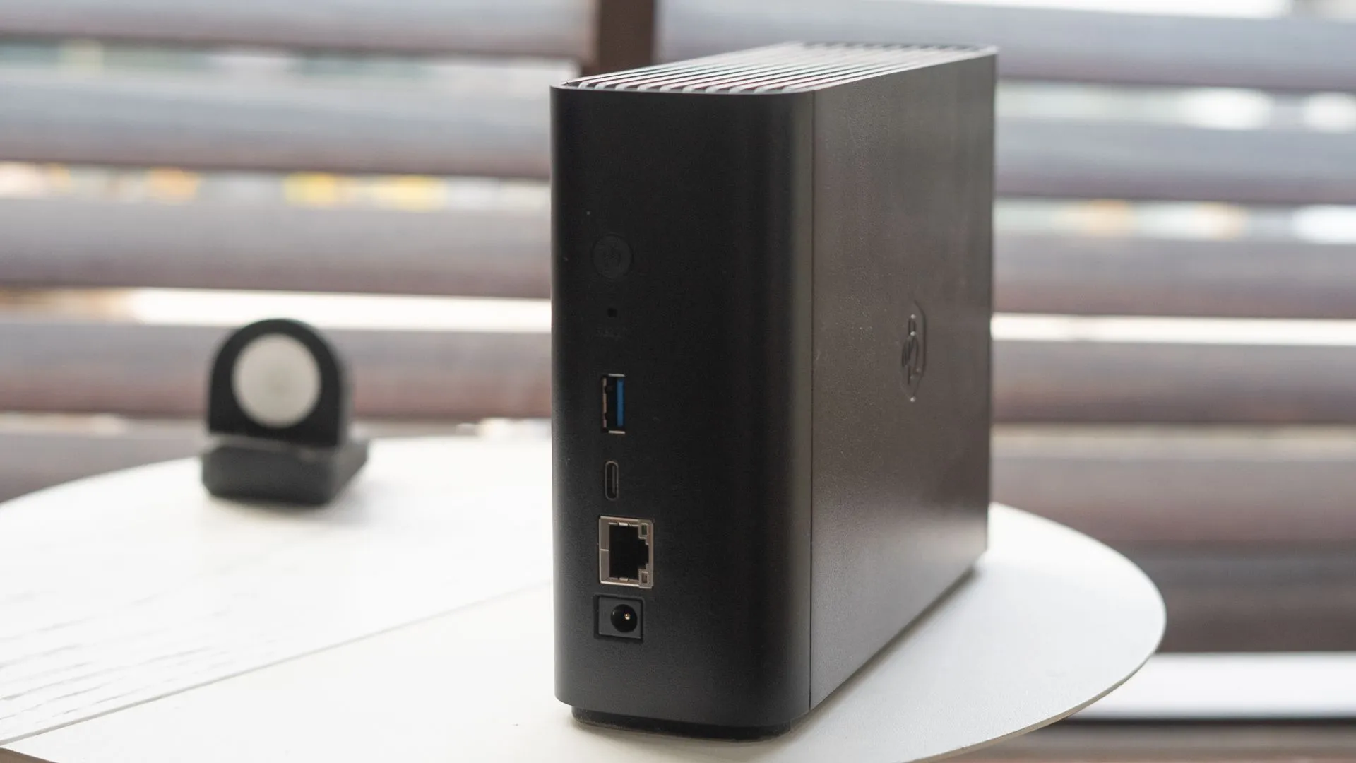Ảnh cận cảnh các cổng kết nối và khe tản nhiệt trên Synology BeeStation, liên quan đến vấn đề tản nhiệt và vật liệu vỏ