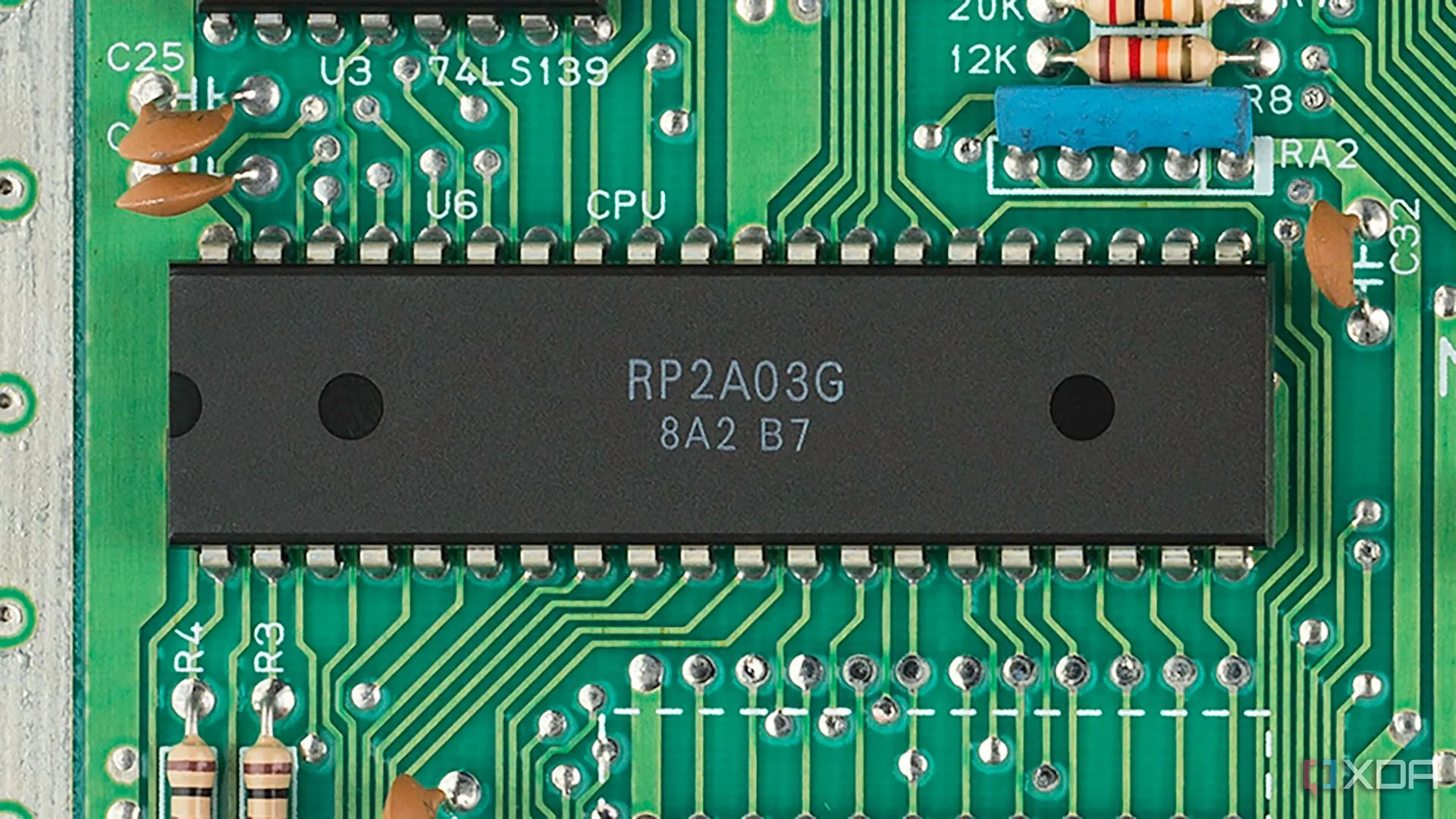 Ảnh cận cảnh chip CPU Ricoh 6502 tùy chỉnh của Nintendo NES