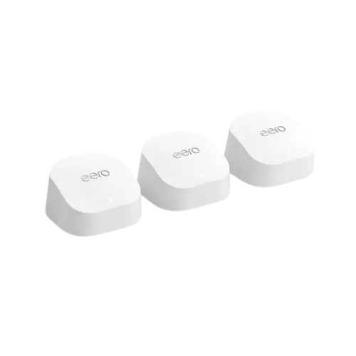Ba bộ định tuyến Wi-Fi Mesh Amazon Eero 6+ màu trắng xếp cạnh nhau.