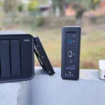 Ba thiết bị NAS khác nhau đặt cạnh nhau, minh họa cho khả năng nâng cấp hiệu suất với bộ nhớ đệm SSD hiệu quả chi phí.