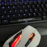 Bàn phím cơ RGB FNATIC và chuột gaming ROCCAT, tượng trưng cho chi phí linh kiện PC.