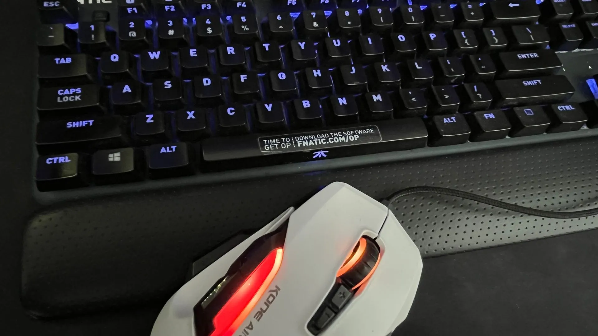 Bàn phím cơ RGB FNATIC và chuột gaming ROCCAT, tượng trưng cho chi phí linh kiện PC.