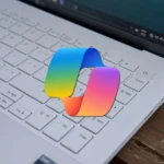 Bàn phím laptop cận cảnh với phím Copilot của Microsoft