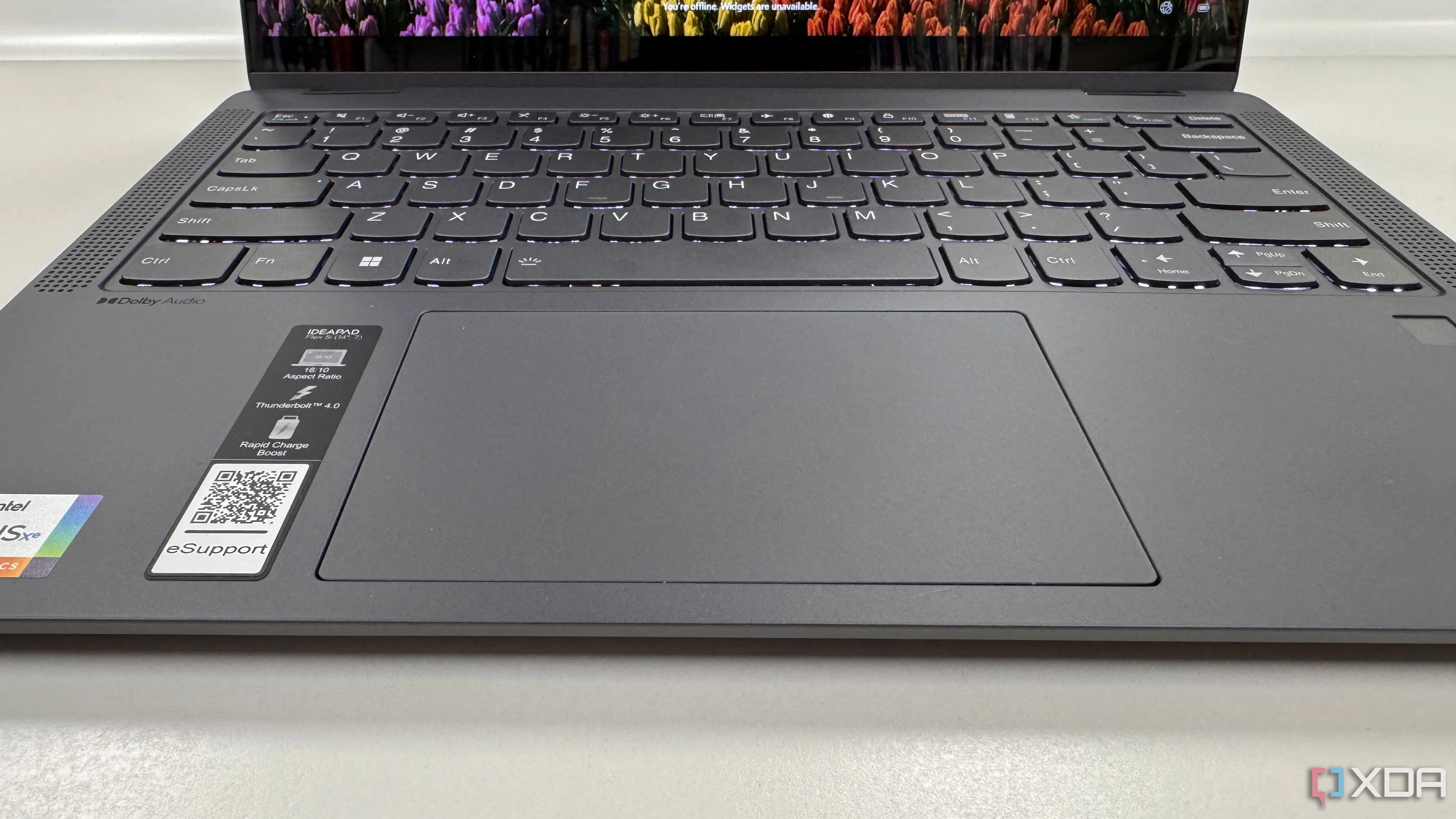 Bàn phím và bàn di chuột (trackpad) trên laptop Lenovo IdeaPad Flex 5i, thể hiện các vùng thao tác cho phím tắt và cử chỉ