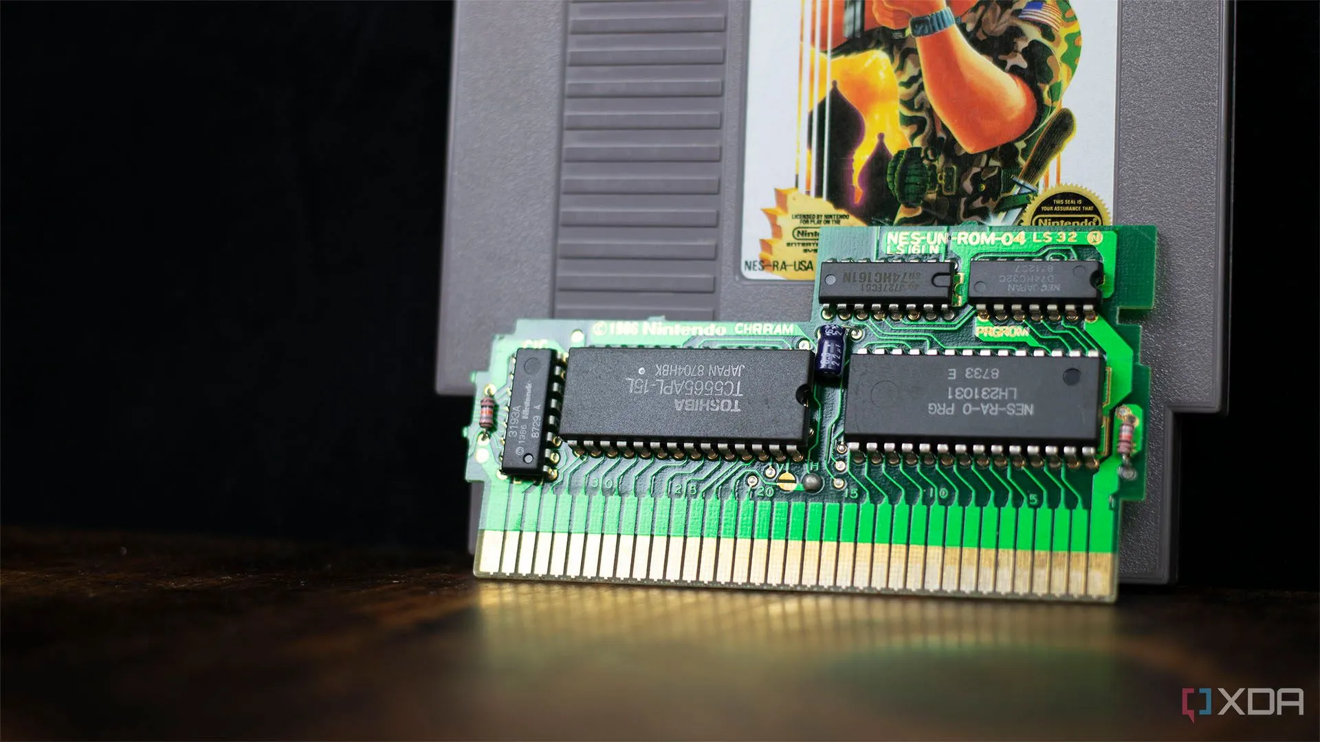 Bảng mạch in (PCB) bên trong một băng game Nintendo NES với các chip ROM