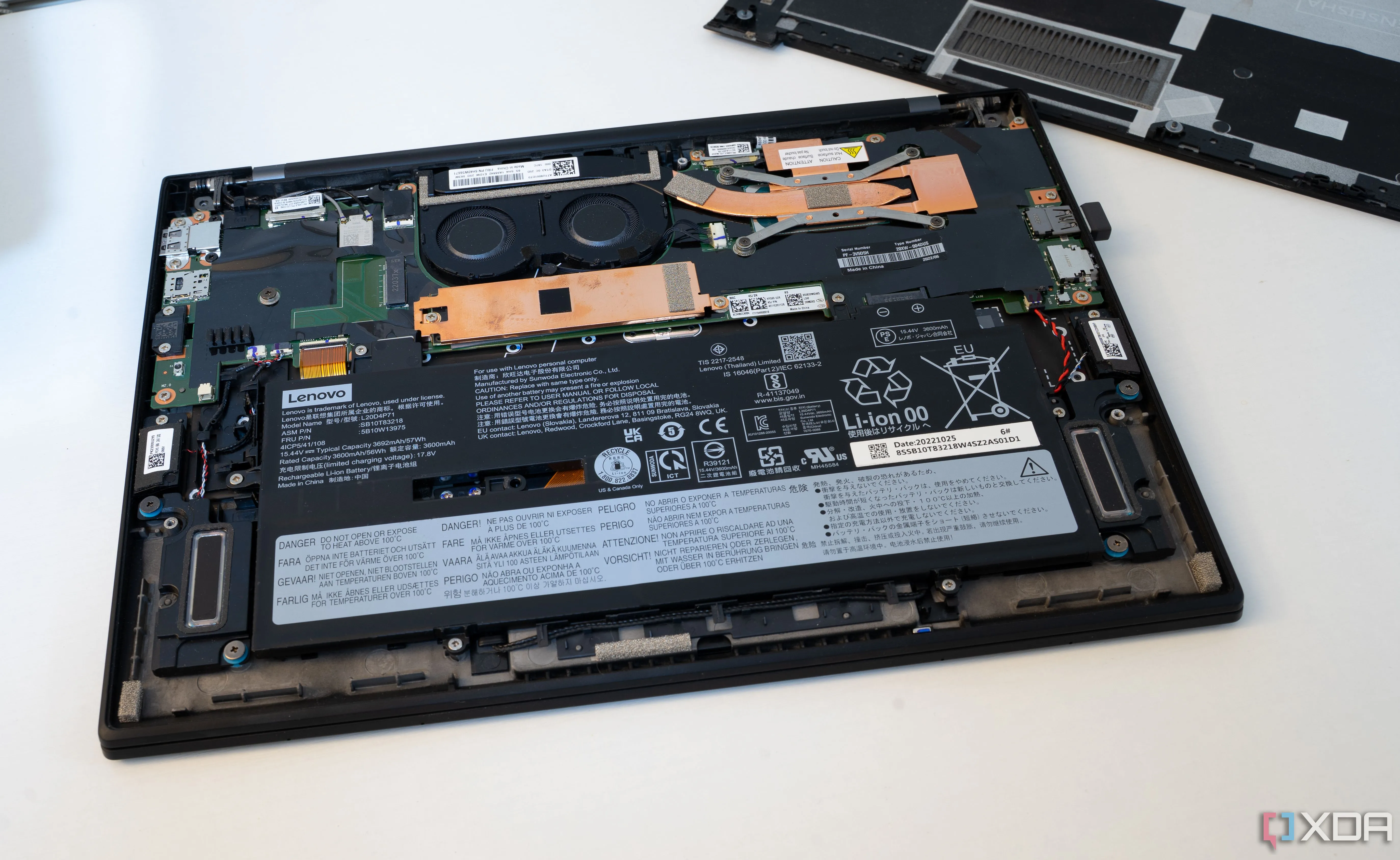 Bên trong laptop Lenovo ThinkPad X1 Carbon Gen 9 với các linh kiện chính có thể nâng cấp như ổ cứng SSD và pin.