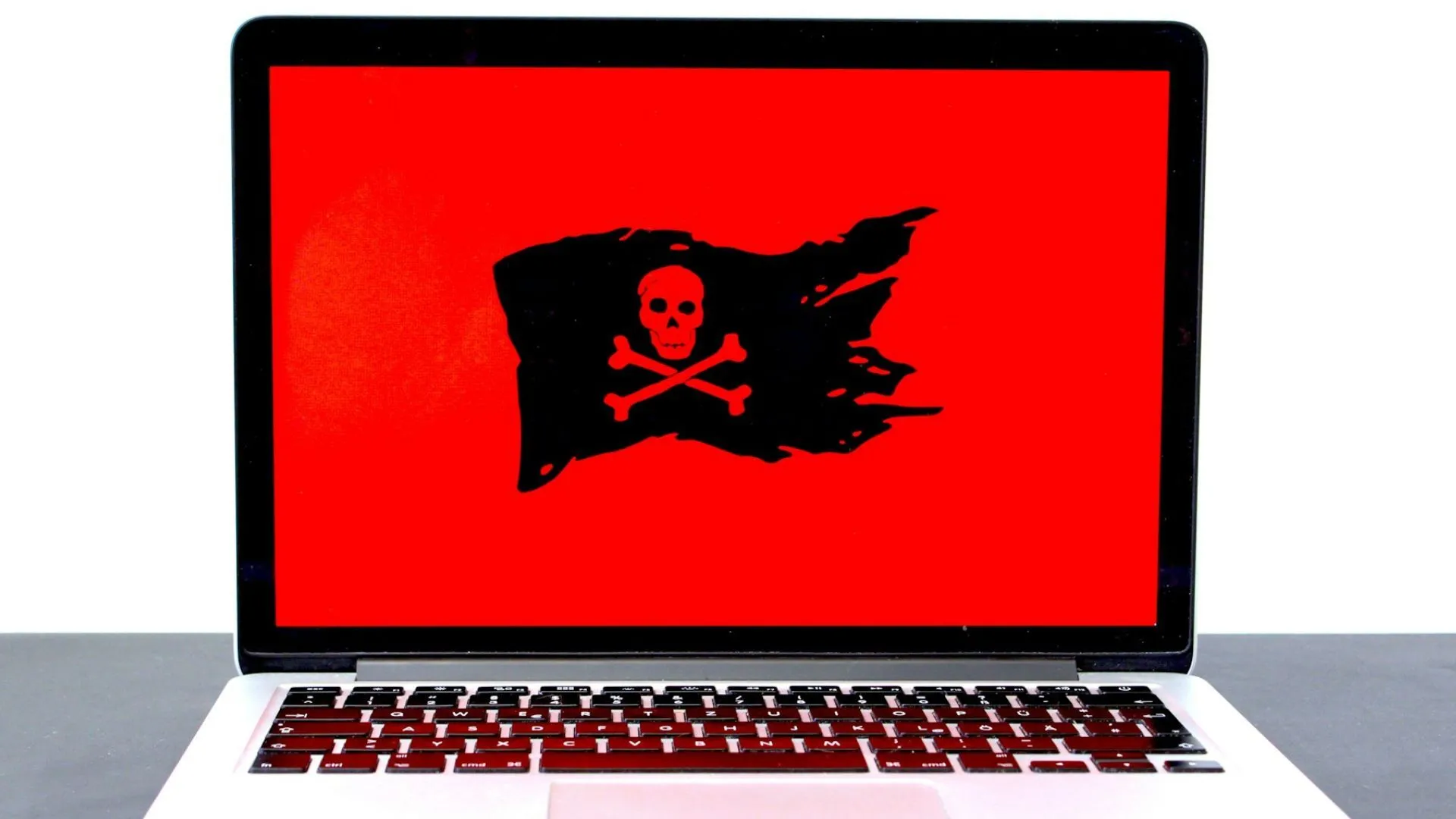 Biểu tượng cảnh báo nguy hiểm trên màn hình laptop liên quan đến lỗ hổng bảo mật HackTool:Win32/Winring0