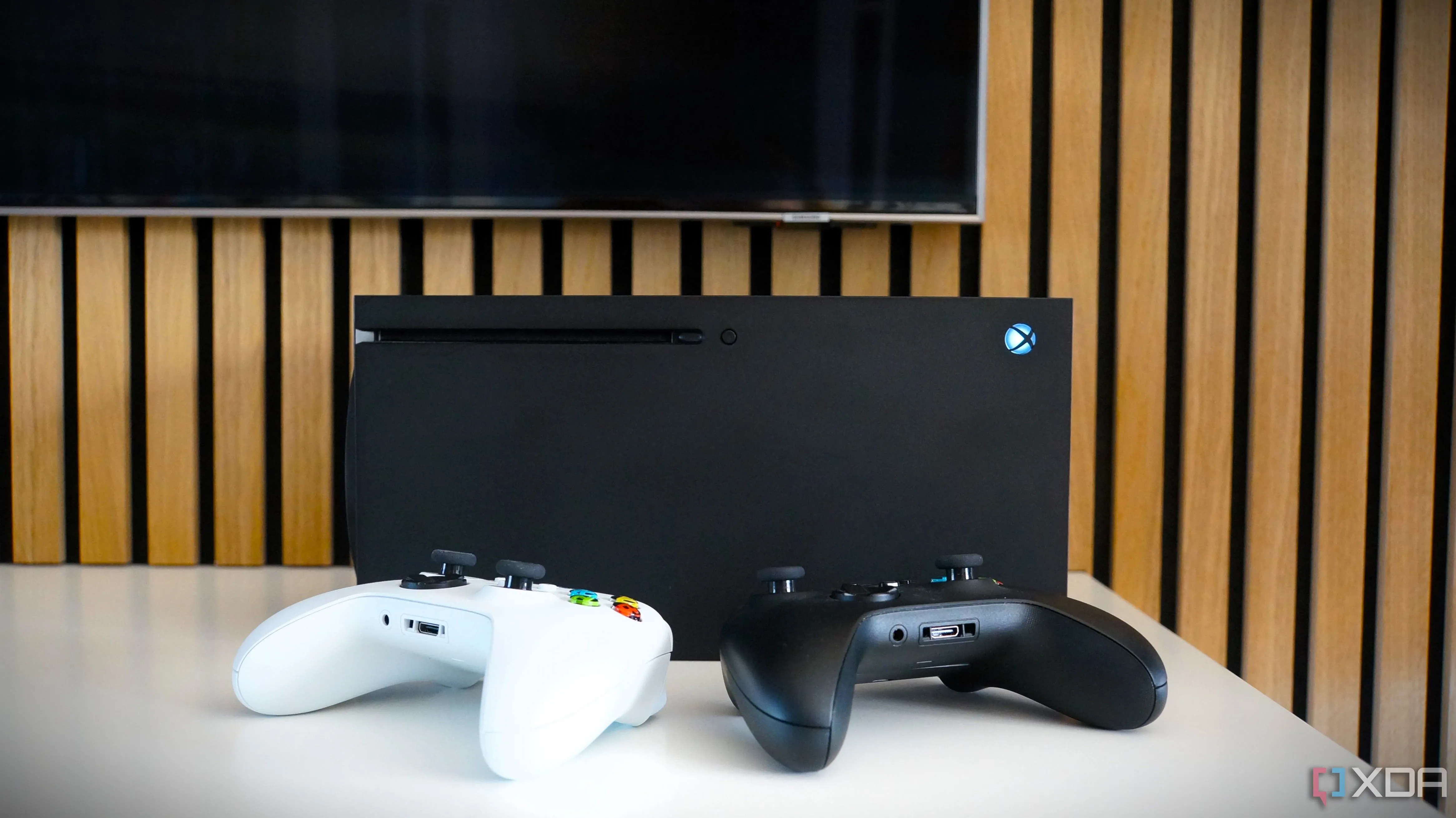 Bộ console Xbox Series X và tay cầm, minh họa cho trải nghiệm chơi game bị gián đoạn do tấn công mạng