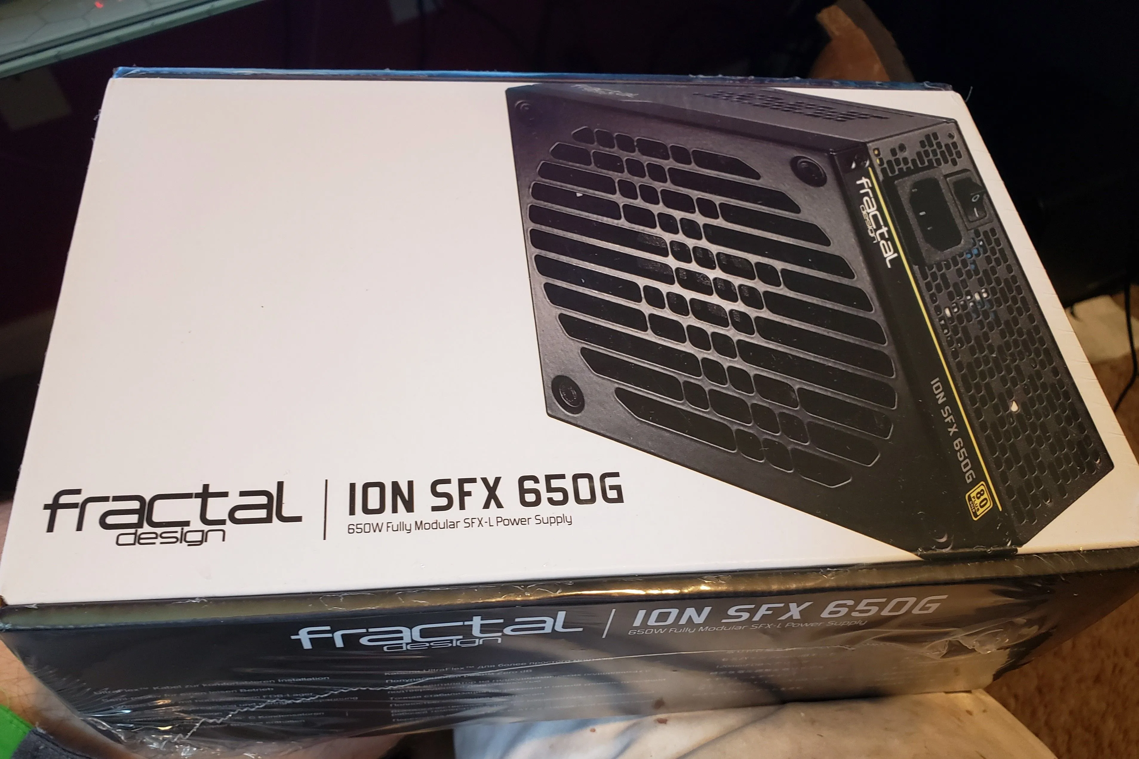 Bộ nguồn SFX màu đen trắng, một linh kiện đắt đỏ và cần thiết cho PC SFF