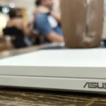 Bộ phát WiFi di động đặt trên bàn trong sân bay, thể hiện tính tiện lợi khi du lịch và làm việc từ xa.