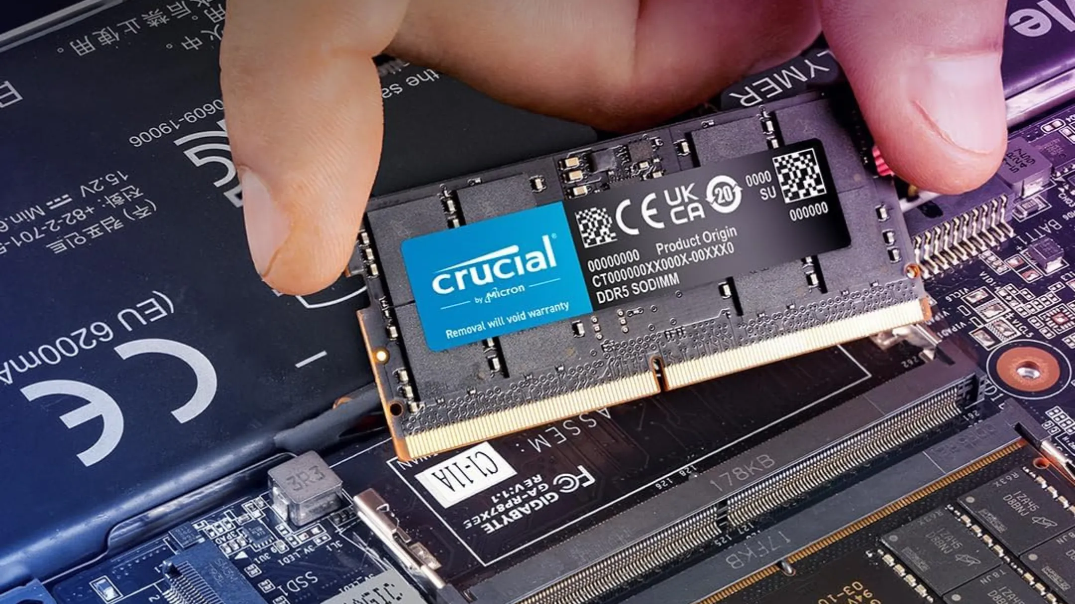 Bộ RAM Crucial DDR5 64GB được lắp đặt trên mainboard laptop