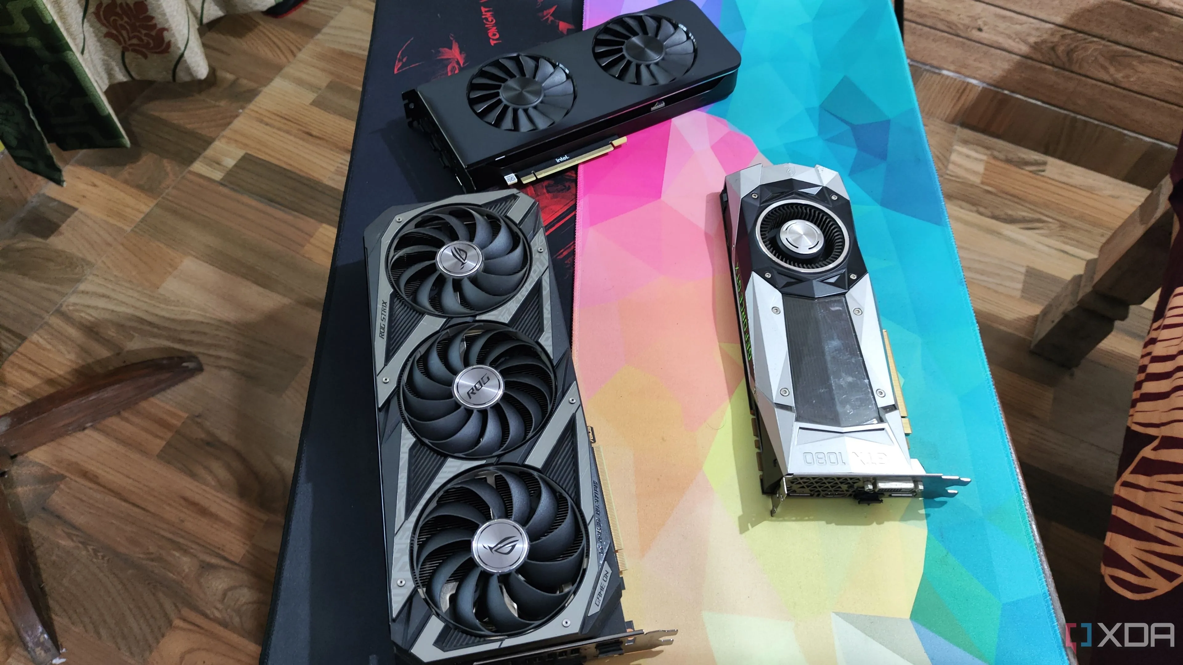 Bộ sưu tập các card đồ họa gồm Intel Arc A750, ASUS ROG Strix RTX 3080 Ti và GTX 1080 Ti, thể hiện sự đa dạng của GPU cũ
