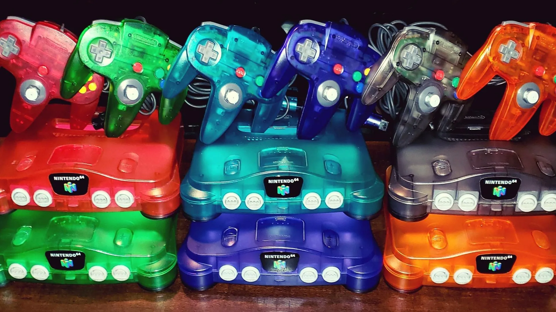 Bộ sưu tập các mẫu máy chơi game Nintendo 64 với nhiều màu sắc và kiểu dáng khác nhau, bao gồm cả phiên bản vỏ trong suốt