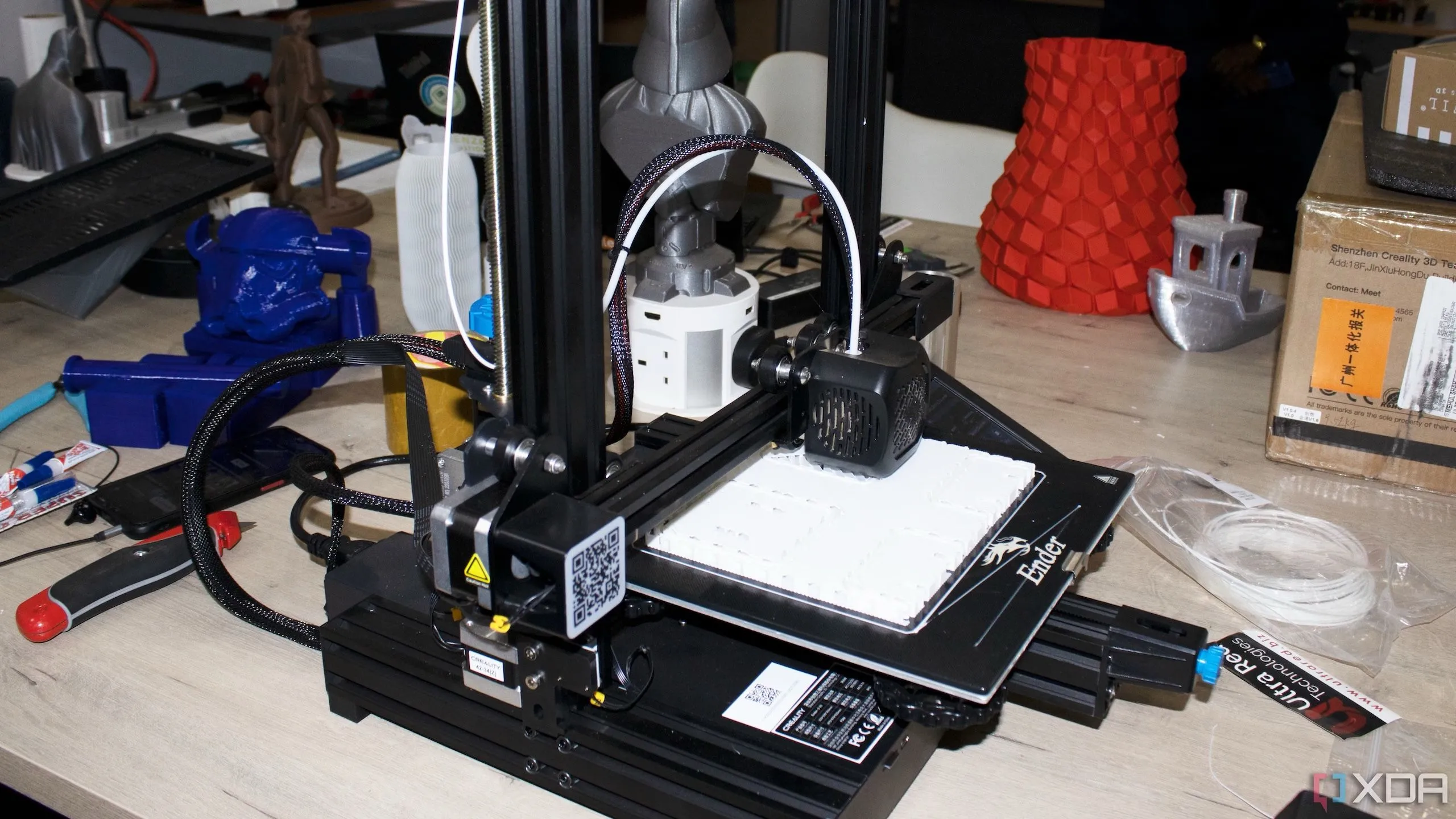Bộ sưu tập các sản phẩm in 3D đa dạng như mô hình, phụ kiện và vật phẩm trang trí, tượng trưng cho tiềm năng tạo ra thu nhập từ in 3D.