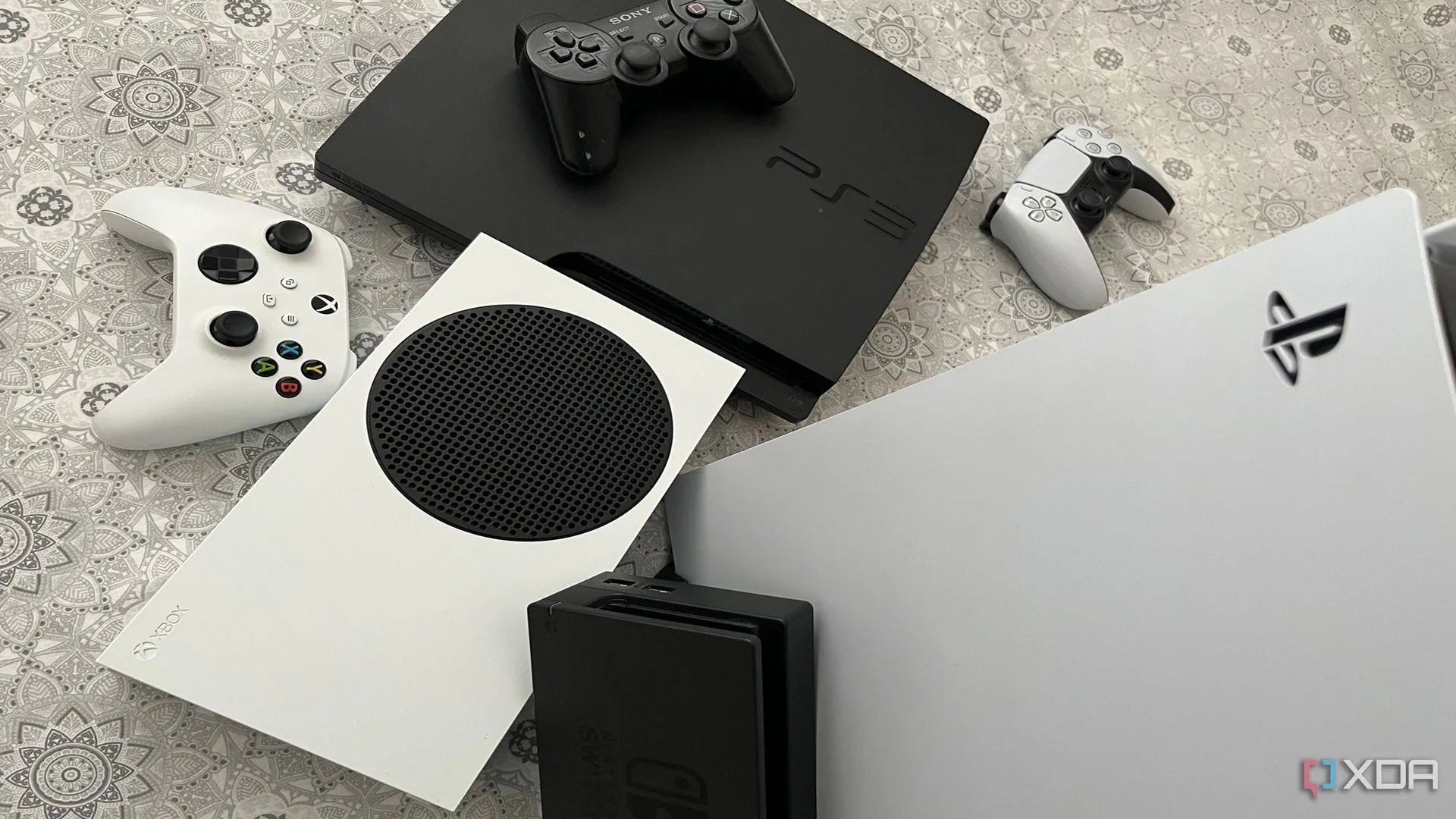 Bộ sưu tập PlayStation 5, Xbox Series X, Nintendo Switch và PlayStation 3 thể hiện khả năng tương thích ngược của console thế hệ hiện tại.