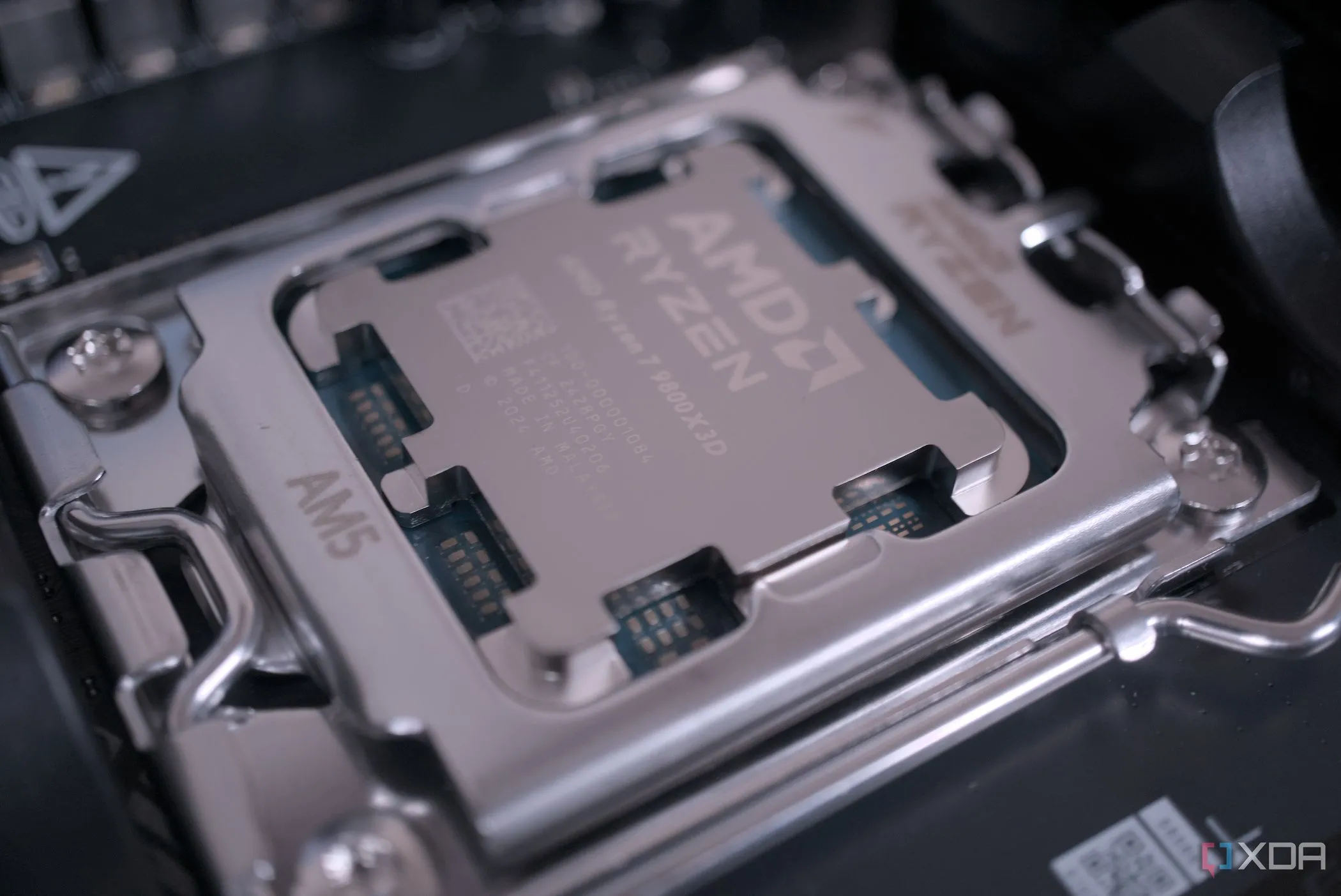 Bộ vi xử lý AMD Ryzen 7 9800X3D, chip chơi game hàng đầu