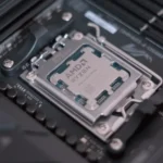 Bộ vi xử lý (CPU) được lắp đặt trên bo mạch chủ máy tính