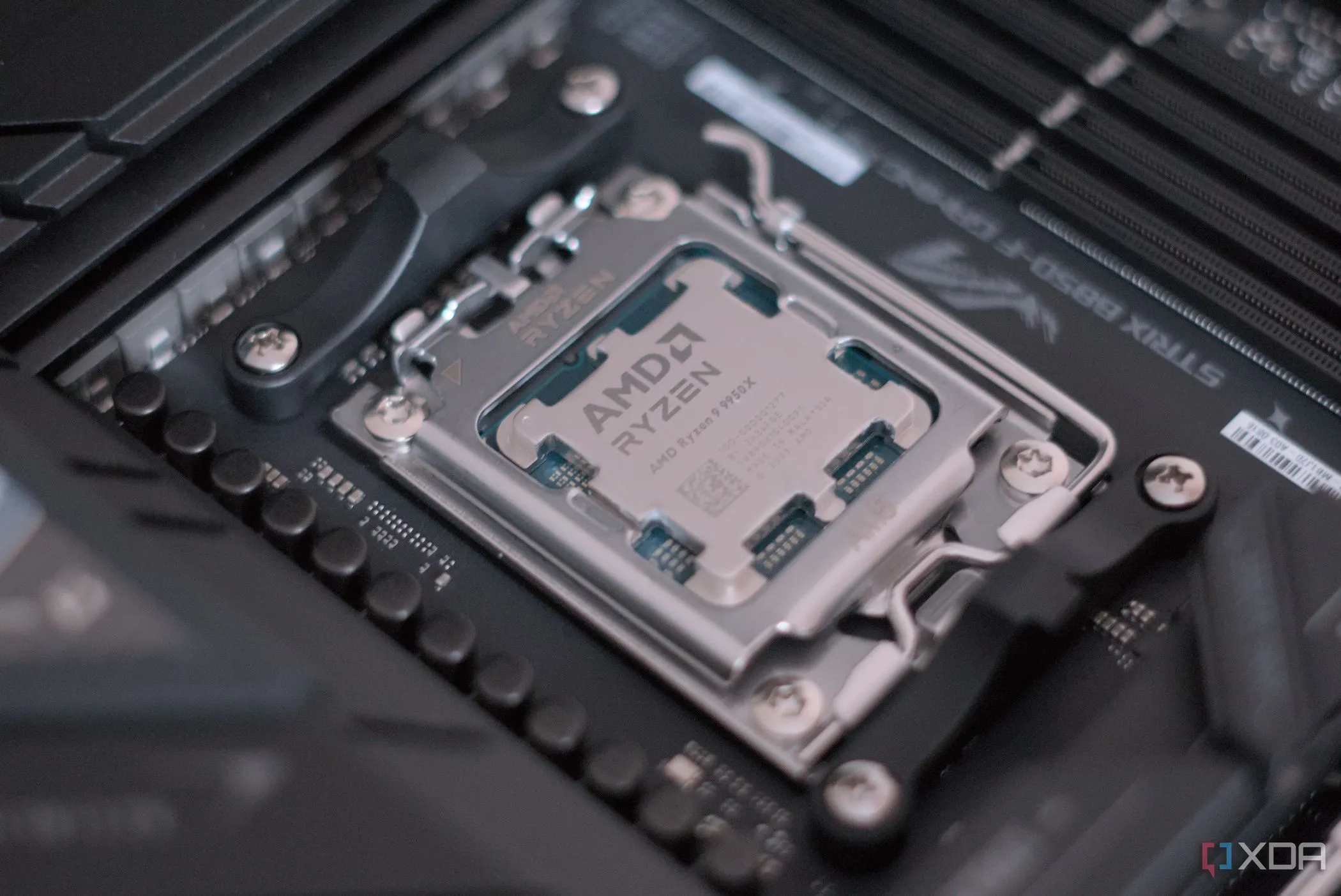 Bộ vi xử lý (CPU) được lắp đặt trên bo mạch chủ máy tính