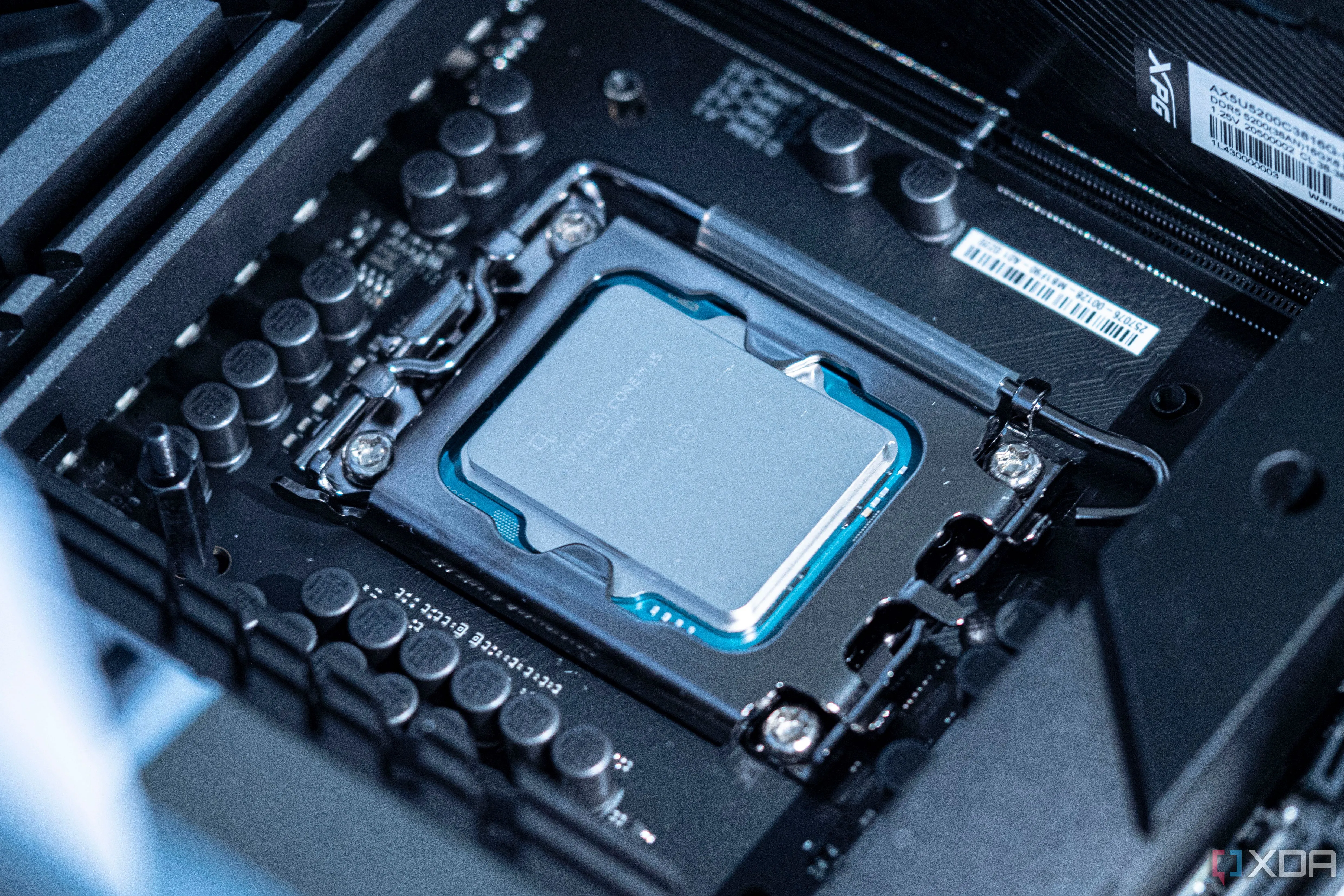 Bộ xử lý Intel Core i5-14600K được lắp đặt trên bo mạch chủ, minh họa vị trí socket CPU