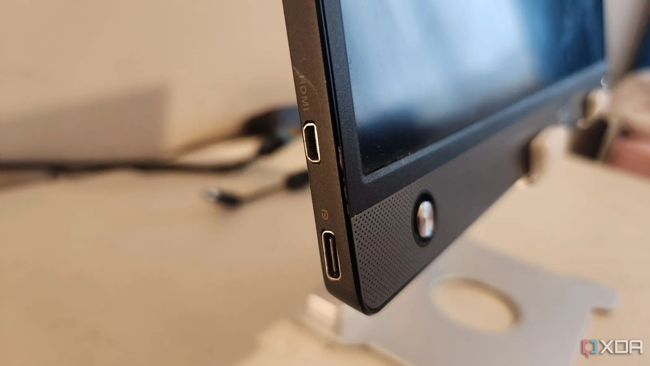 Các cổng kết nối của màn hình di động Asus Zenscreen