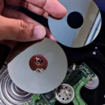 Các đĩa từ (platters) và đầu đọc của ổ cứng HDD cho laptop, minh họa linh kiện dễ hỏng.