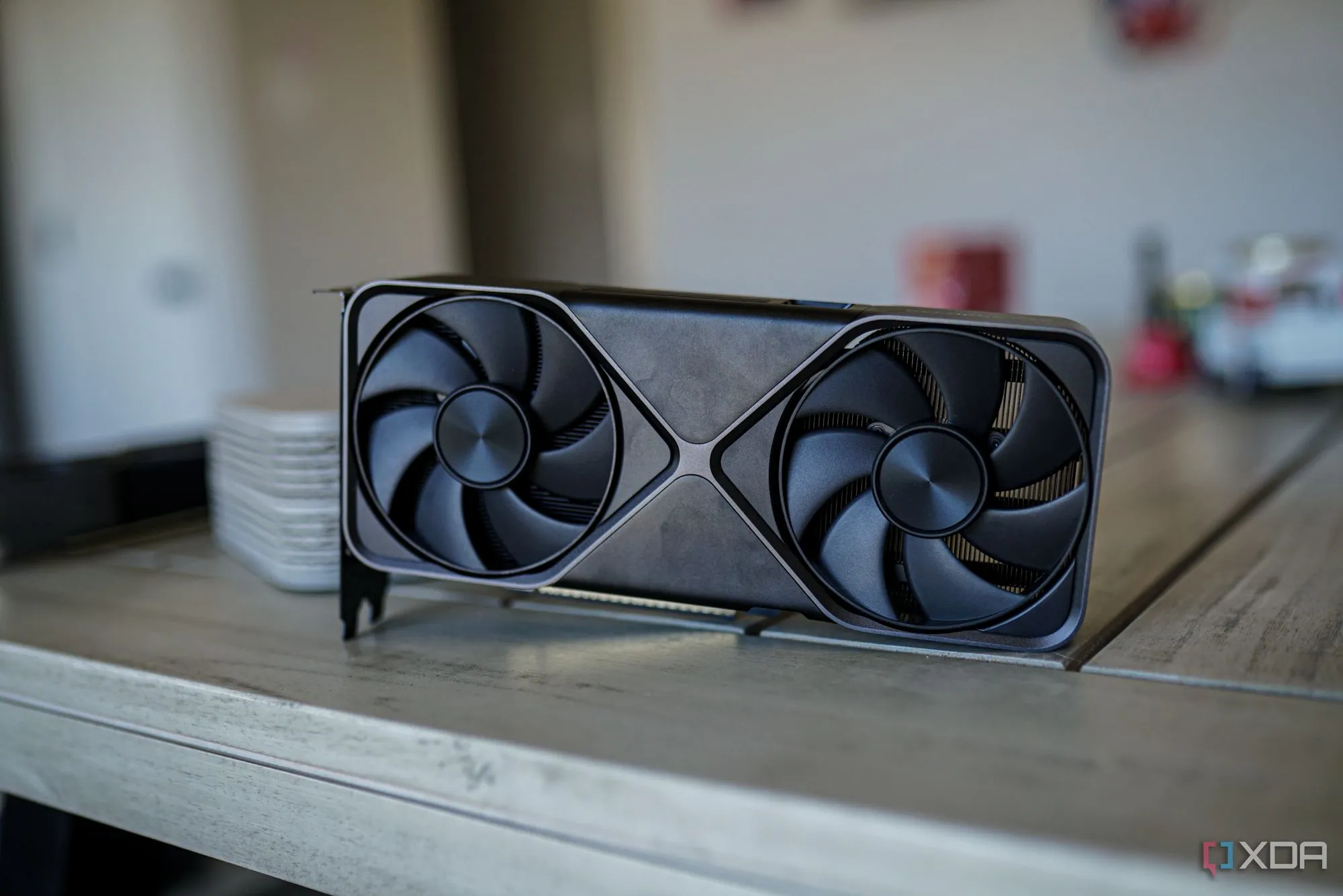 Các quạt làm mát trên card đồ họa Nvidia GeForce RTX 5070, nhìn từ trên xuống.