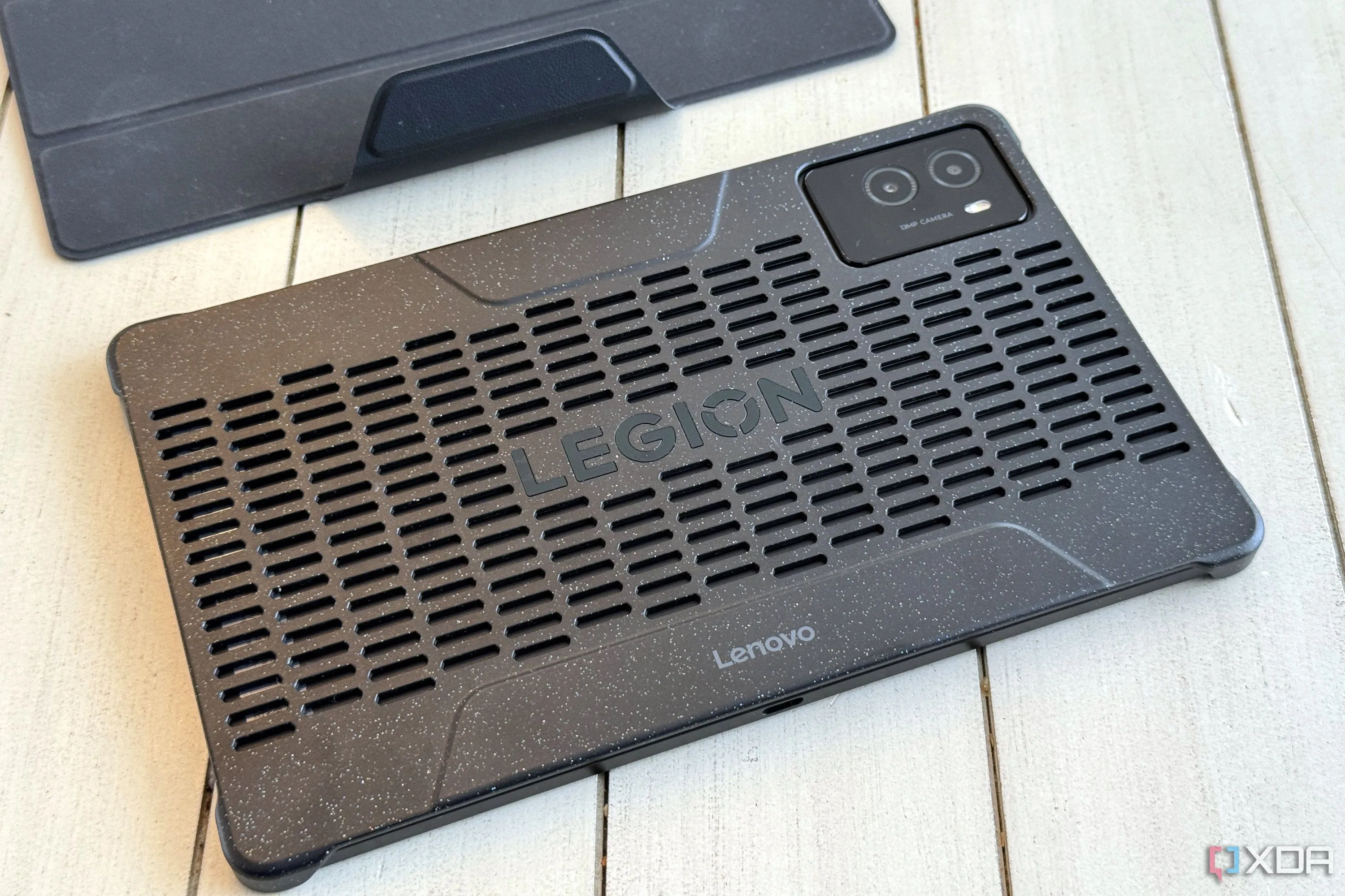 Các thành phần của ốp lưng folio Lenovo Legion Tab Gen 3 được tách rời, cho thấy thiết kế từ tính và khả năng tản nhiệt độc đáo.