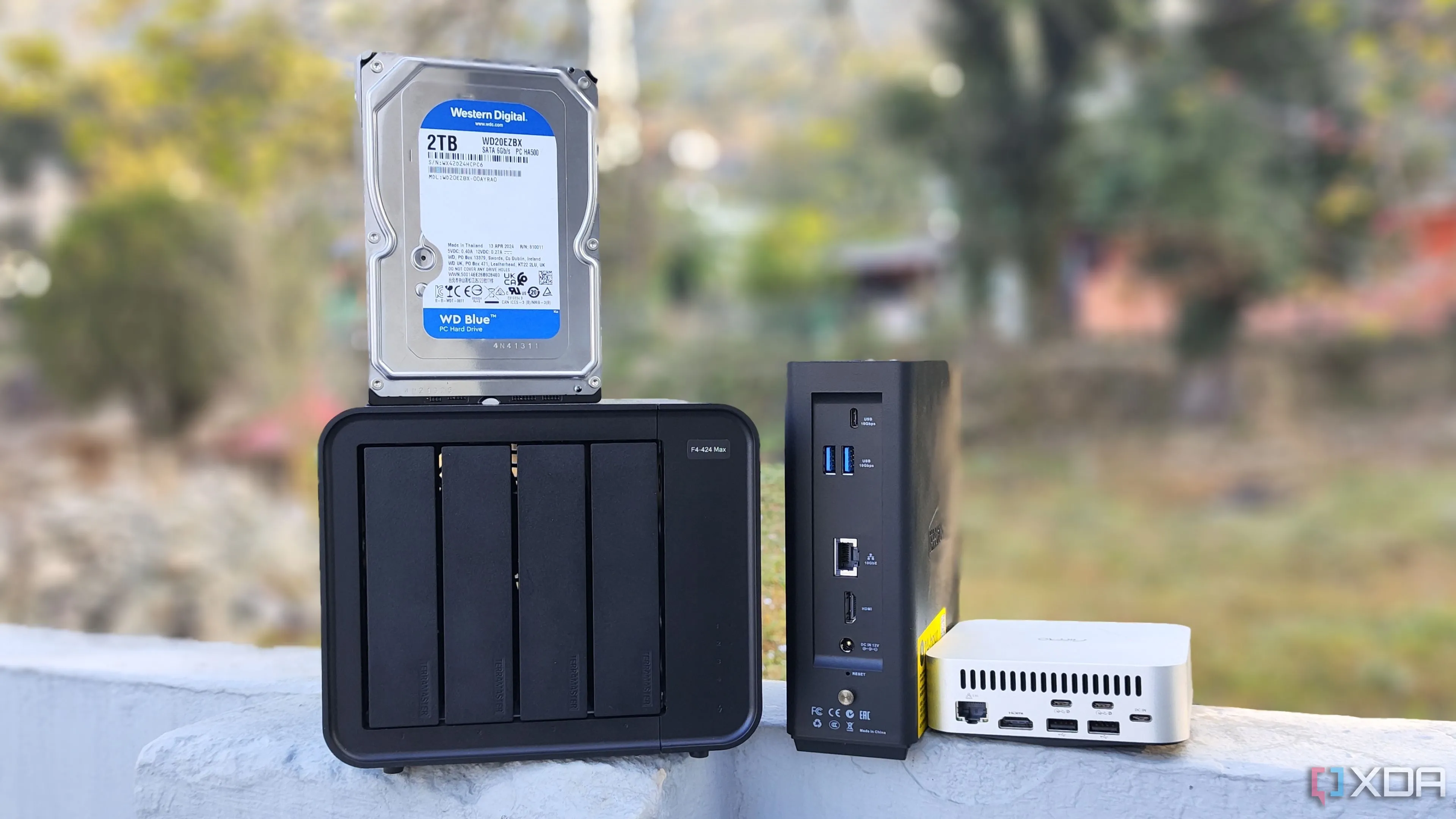 Các thiết bị lưu trữ mạng (NAS) như TerraMaster F4-424 Max, F8 SSD Plus và Aiffro K100, thể hiện giải pháp sao lưu tập trung cho gia đình hoặc văn phòng nhỏ.