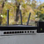 Các thiết bị mạng phổ biến như router TP-Link và switch Zyxel, minh họa cho hạ tầng công nghệ bị tấn công DDoS