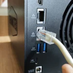 Cắm cáp Ethernet vào cổng LAN 10GbE trên NAS TerraMaster F4-424 Max, minh họa khả năng nâng cấp băng thông của cáp quang