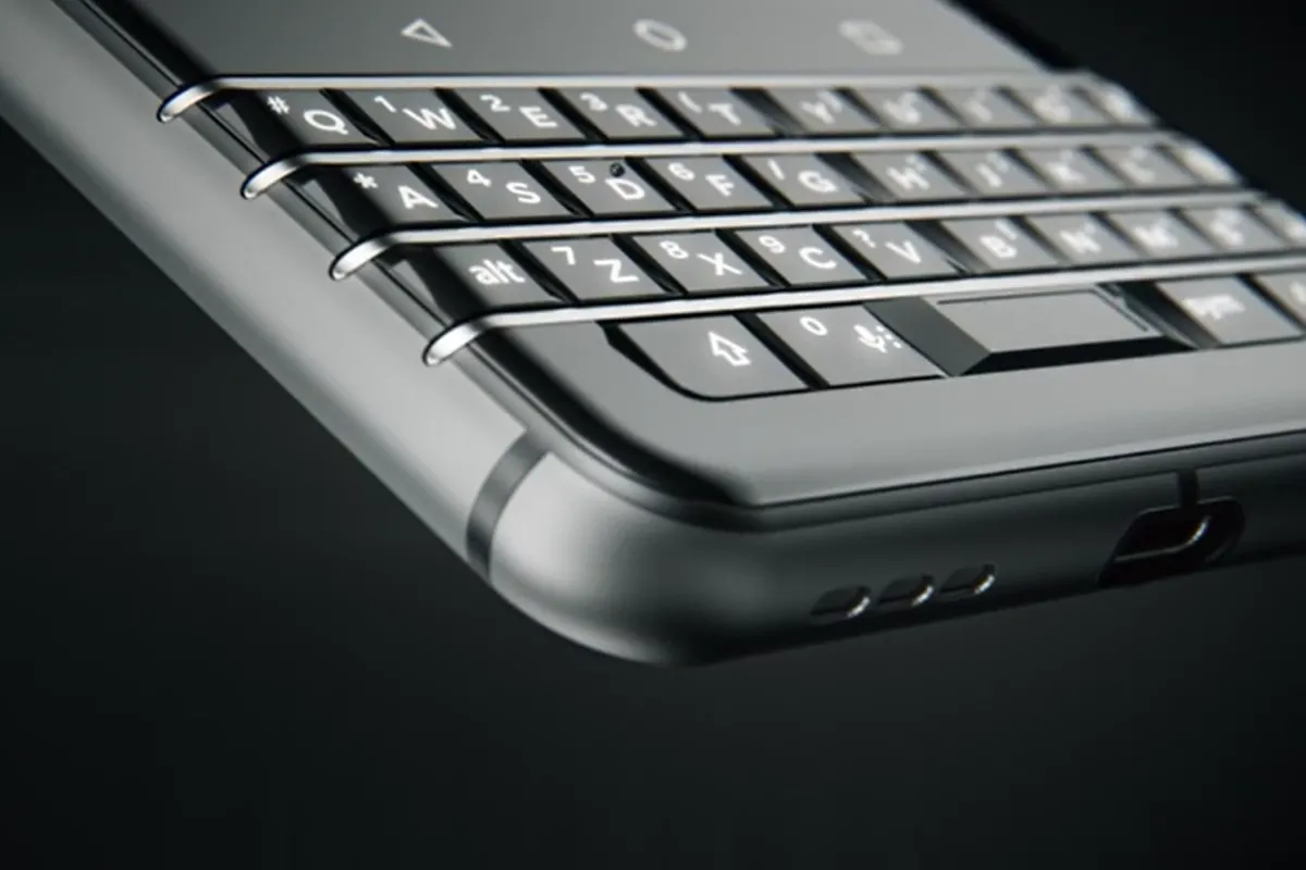 Cận cảnh bàn phím vật lý của điện thoại thông minh BlackBerry.
