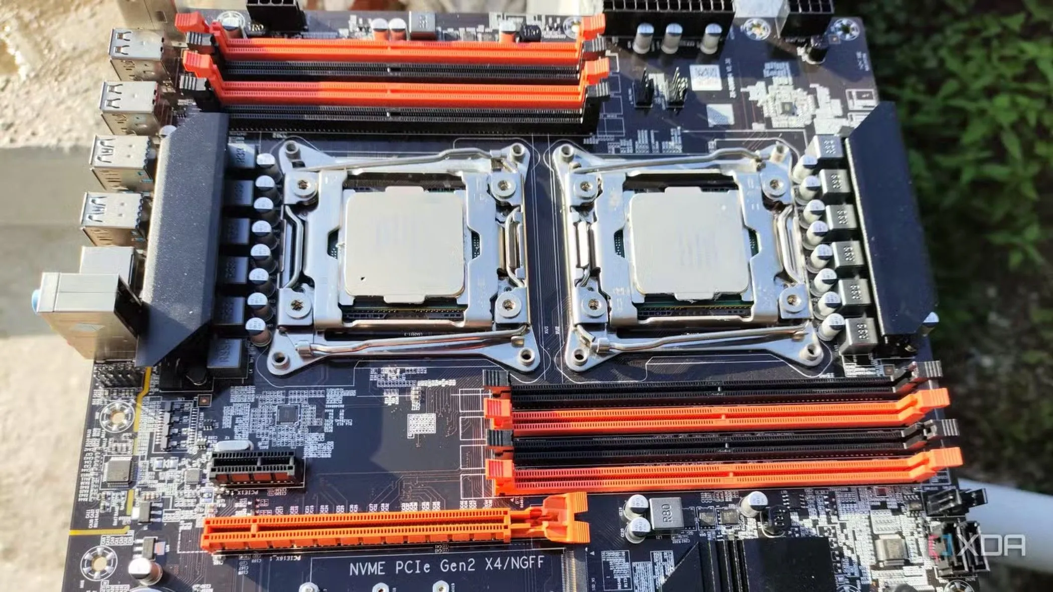 Cận cảnh bo mạch chủ server với hai khe cắm CPU cho các dự án home lab