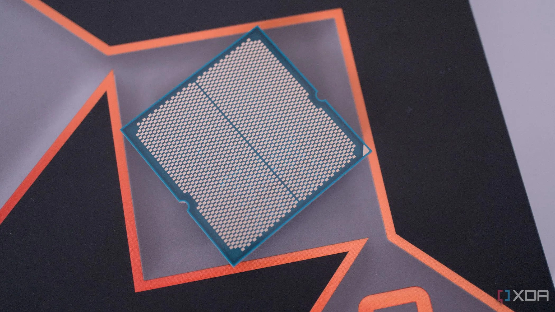 Cận cảnh các chân tiếp xúc của bộ xử lý AMD Ryzen trên nền tảng AM4
