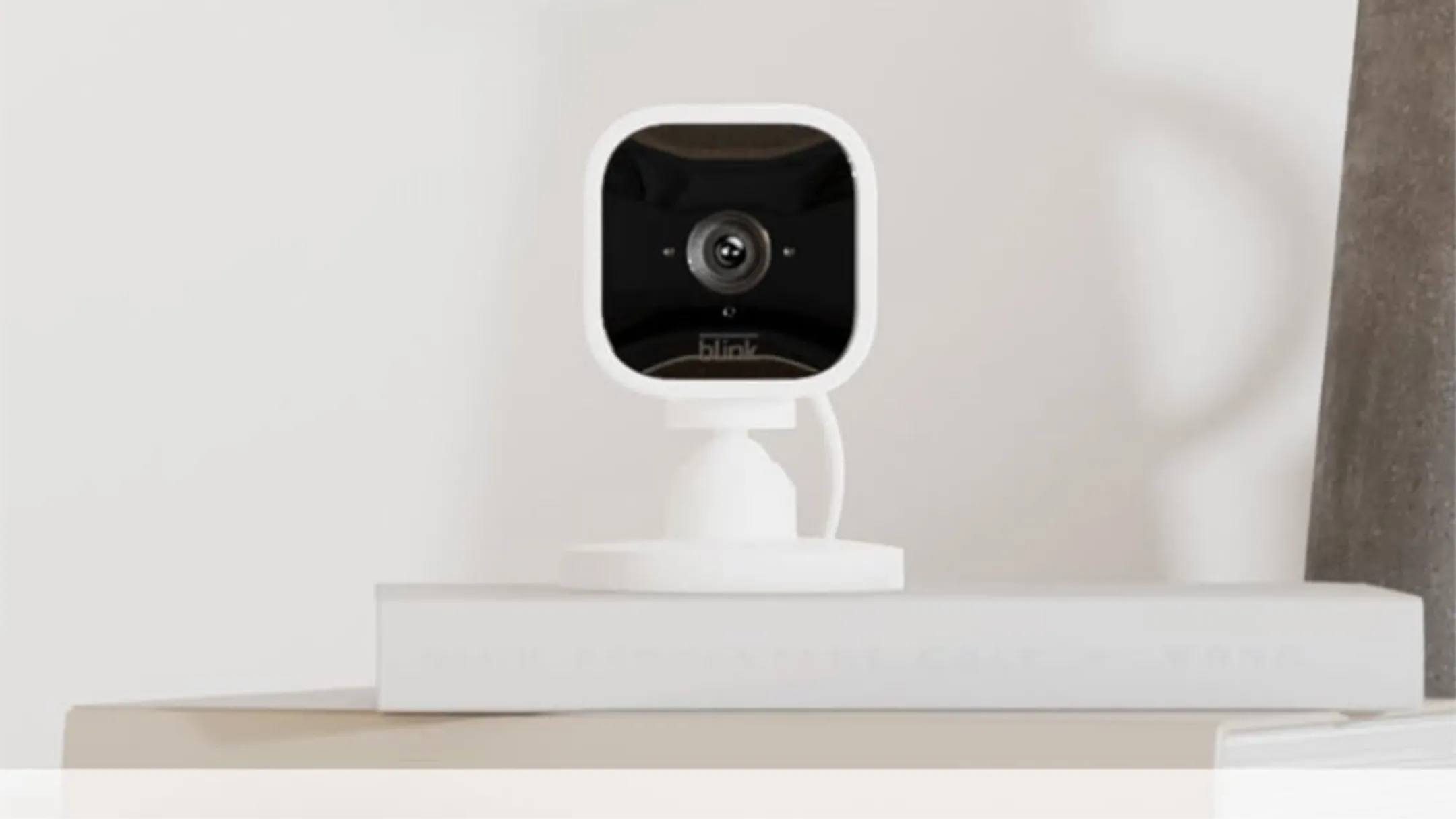 Cận cảnh camera an ninh Blink Mini, thể hiện chất lượng hình ảnh 1080p sắc nét