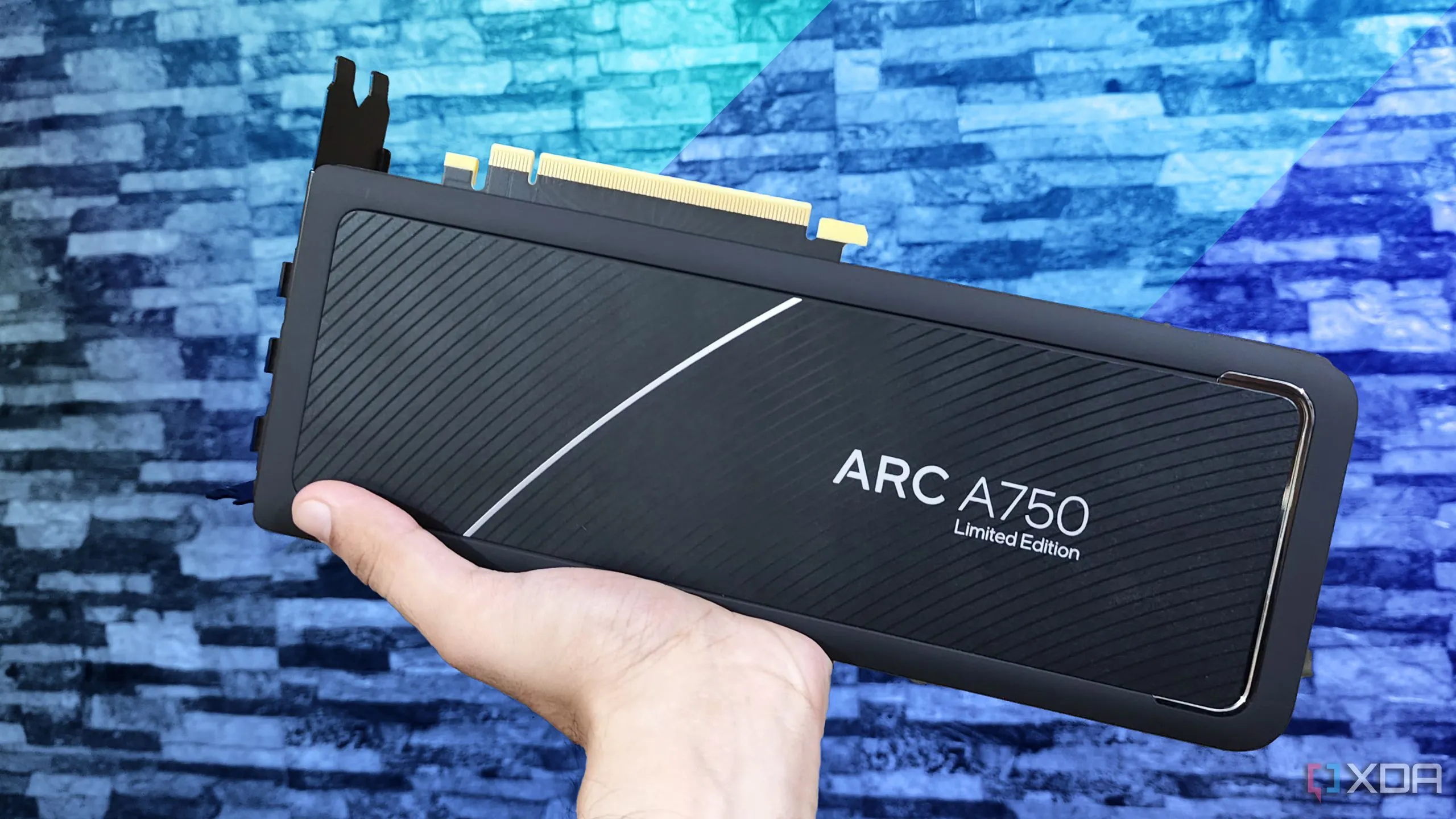 Cận cảnh card đồ họa Intel Arc A750 minh họa thiết kế lắp ráp