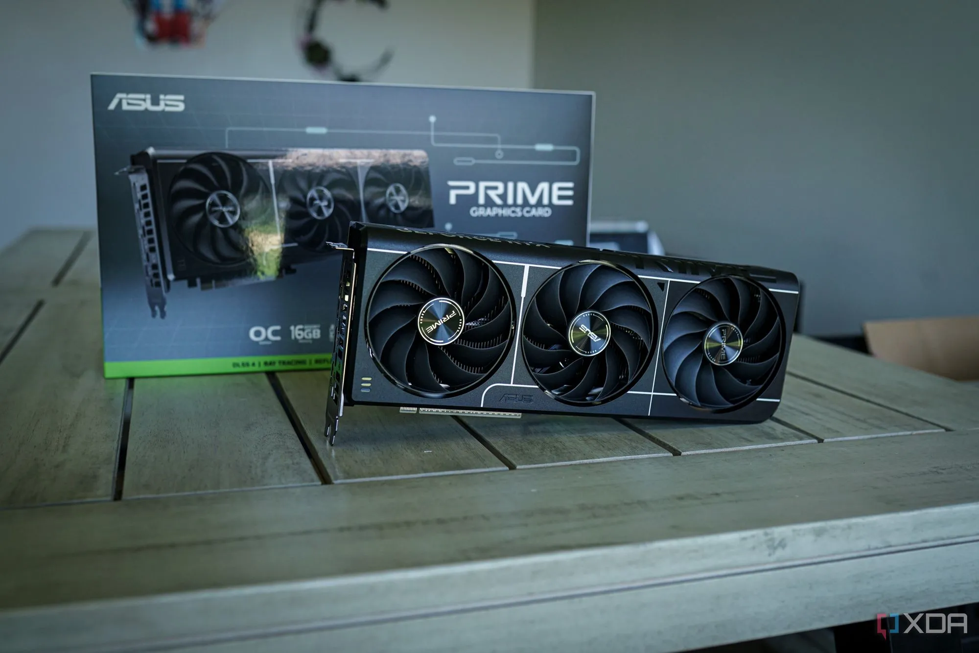 Cận cảnh card đồ họa NVIDIA GeForce RTX 5060 Ti, biểu tượng của sự đầu tư lớn và cần được bảo vệ khỏi tình trạng chảy xệ