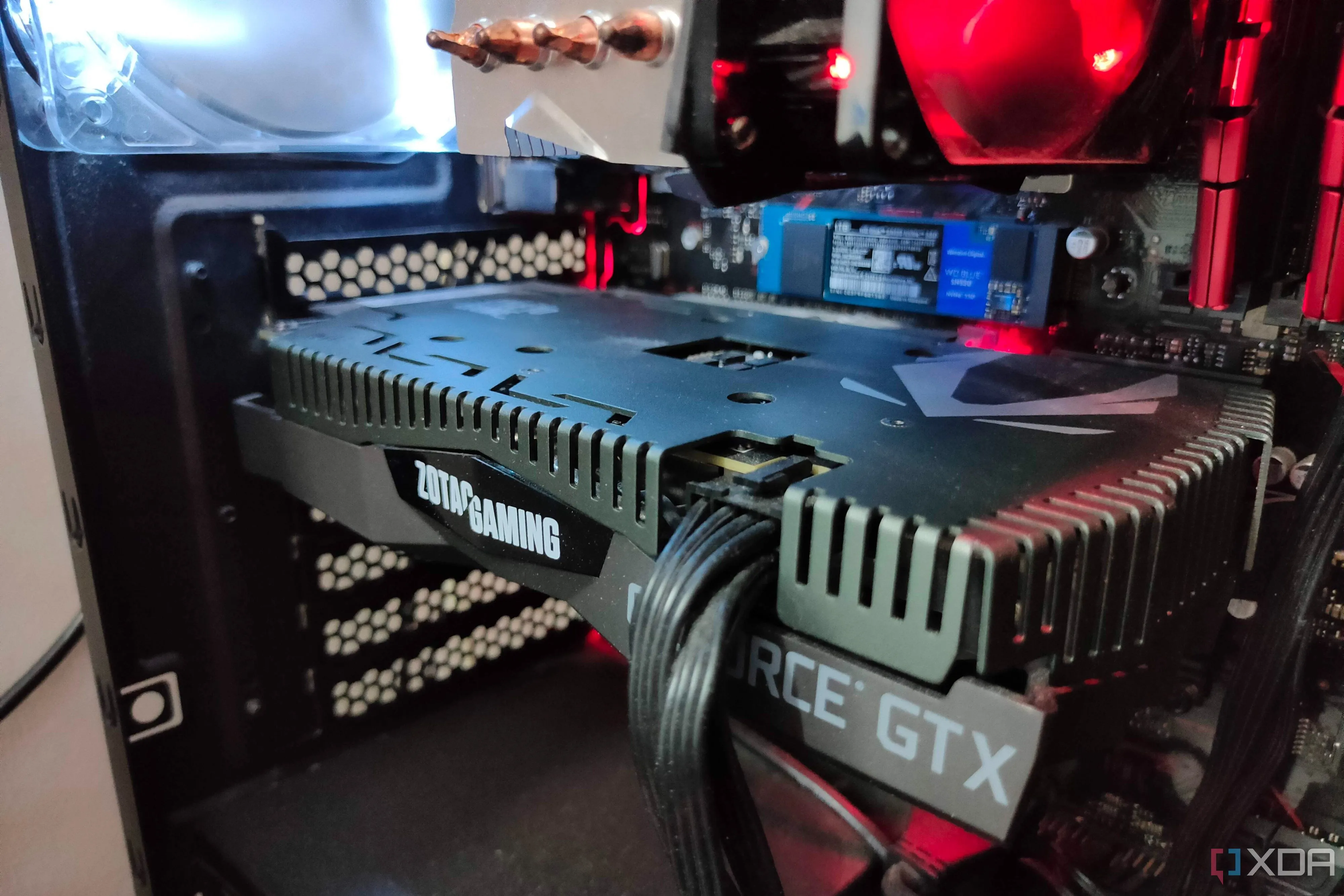 Cận cảnh card đồ họa NVIDIA GTX 1660 Ti bên trong một máy tính chơi game với CPU Ryzen 5 1600