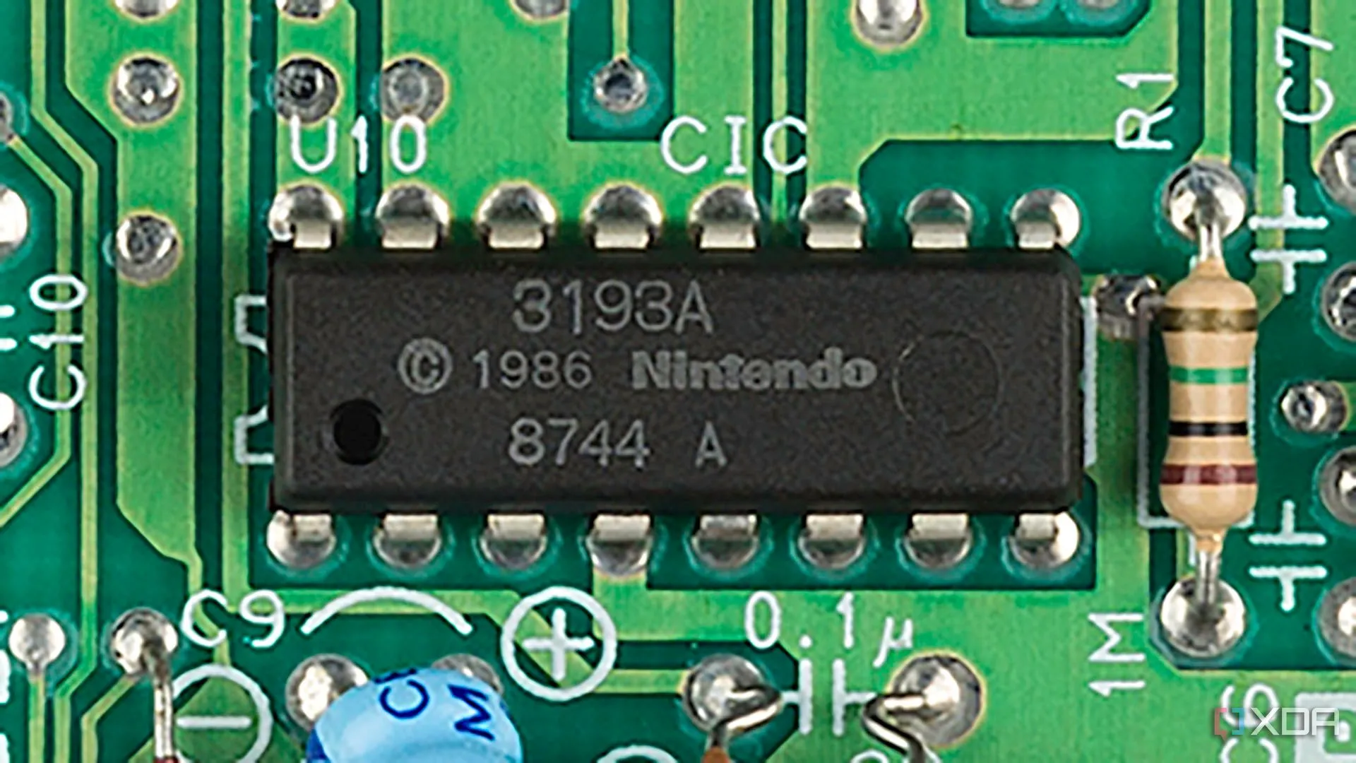 Cận cảnh chip khóa CIC trên bo mạch của máy NES Mk1, hệ thống bảo vệ bản quyền của Nintendo.