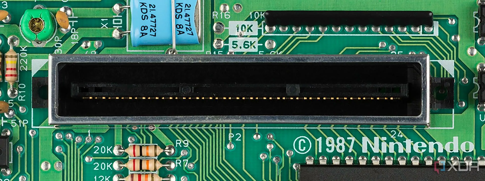 Cận cảnh kết nối 72 chân trên khe cắm băng NES, cầu nối với CPU và PPU