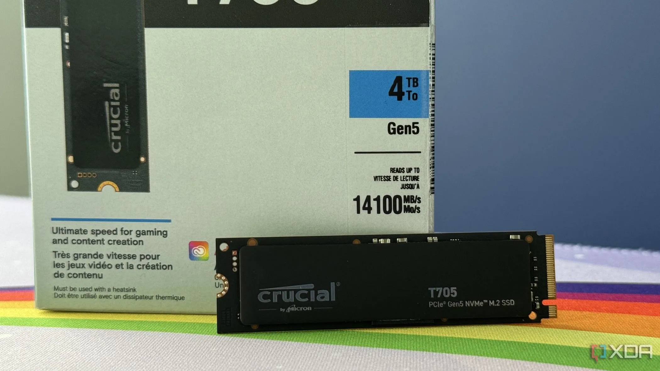 Cận cảnh ổ cứng SSD Crucial T705 kèm tản nhiệt cồng kềnh, minh họa thách thức về giải pháp làm mát cho SSD PCIe 5.0