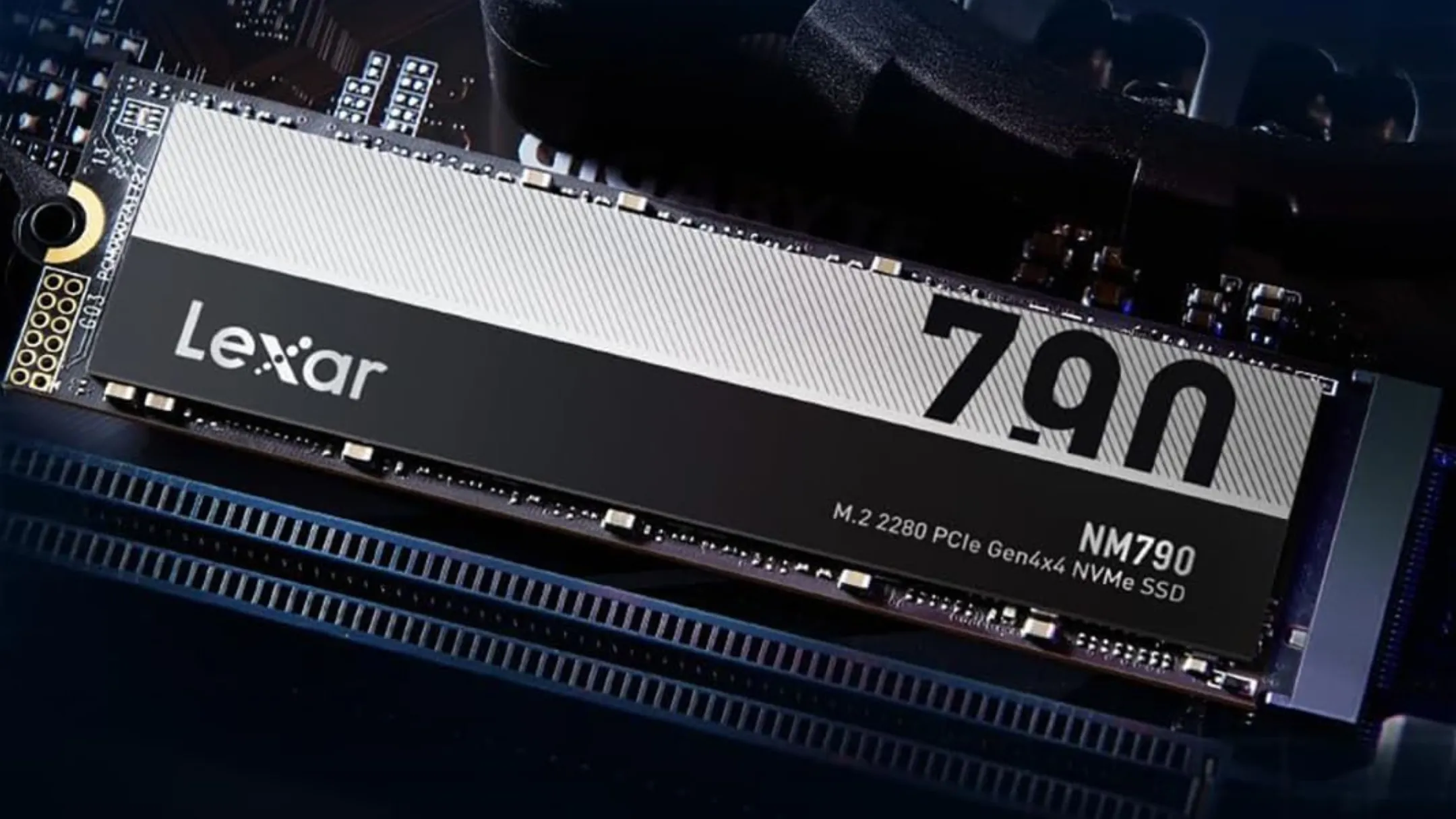 Cận cảnh thiết kế của ổ cứng SSD Lexar NM790 4TB M.2 PCIe Gen4