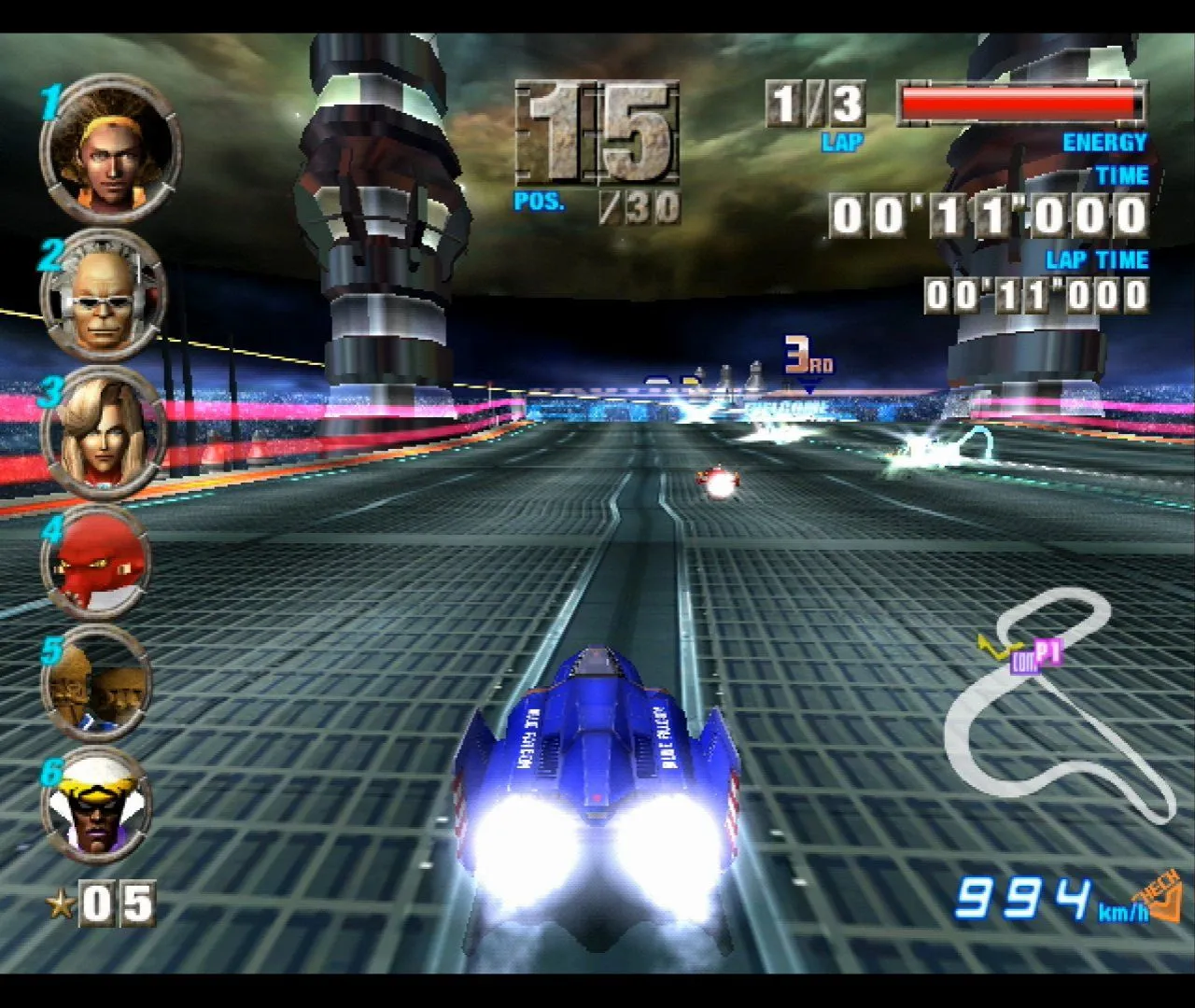 Cảnh chiếc phi thuyền đua Captain Falcon đang lao vun vút trên đường đua tương lai đầy màu sắc trong F-Zero GX.