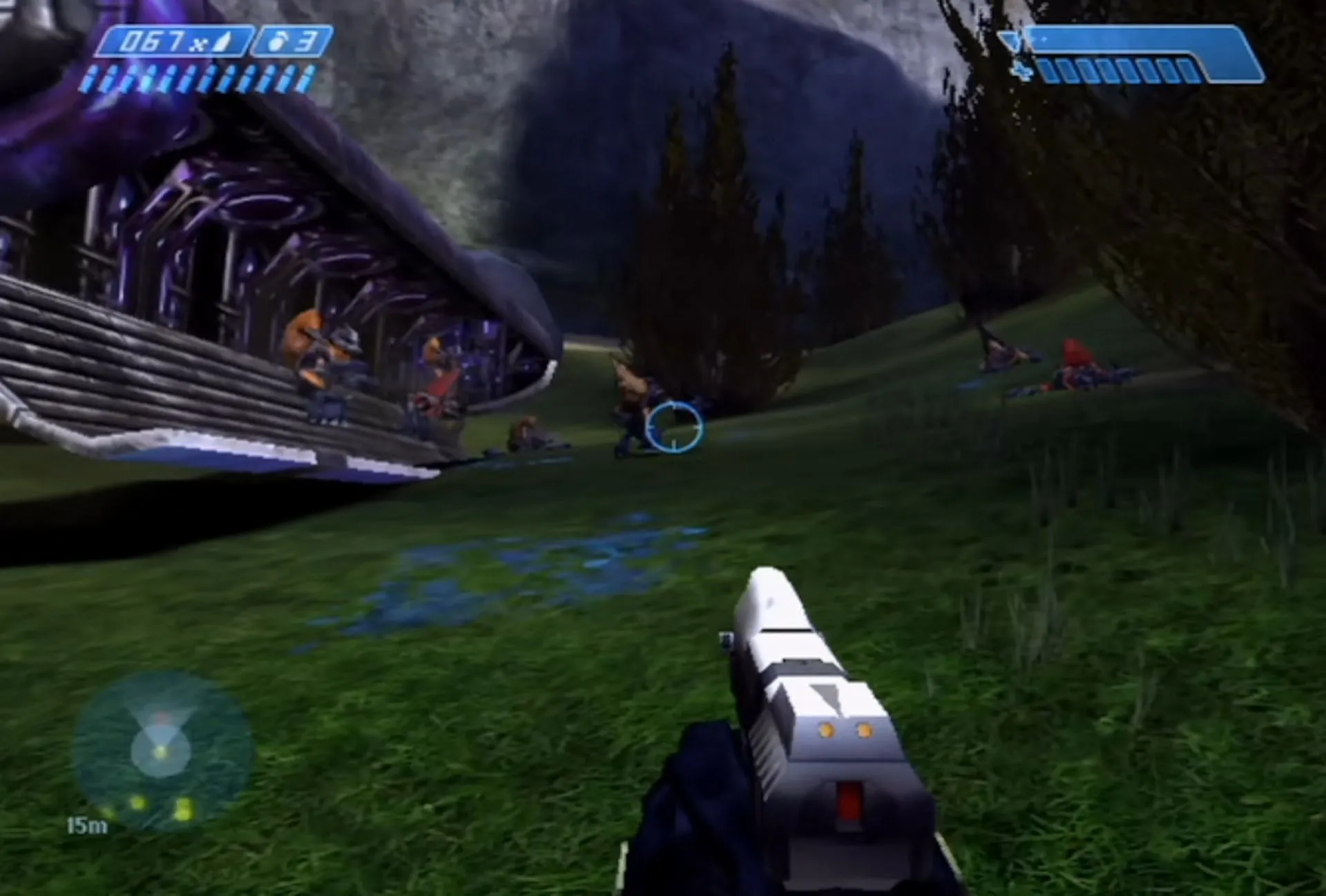 Cảnh chơi game trong Halo Combat Evolved, Master Chief đang chiến đấu với kẻ thù