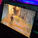 Cảnh game Star Wars Jedi Survivor trên màn hình chơi game OLED, minh họa hiệu ứng hình ảnh do DLSS.