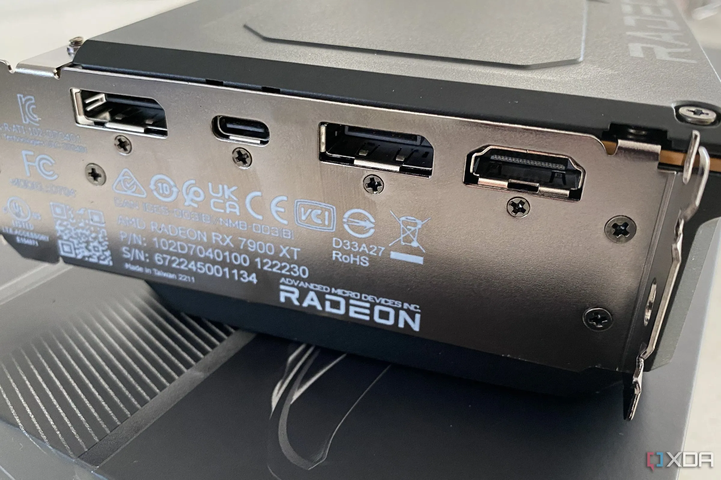 Card đồ họa AMD Radeon RX 7900 XT nhìn từ các cổng kết nối I/O, minh họa cho dòng GPU RDNA của AMD.