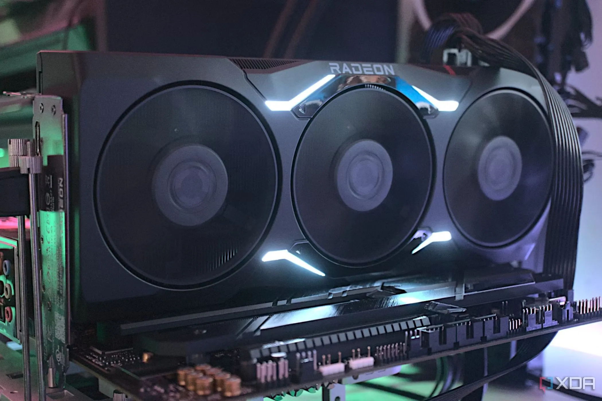 Card đồ họa AMD Radeon RX 7900 XTX, biểu tượng của hiệu năng cao