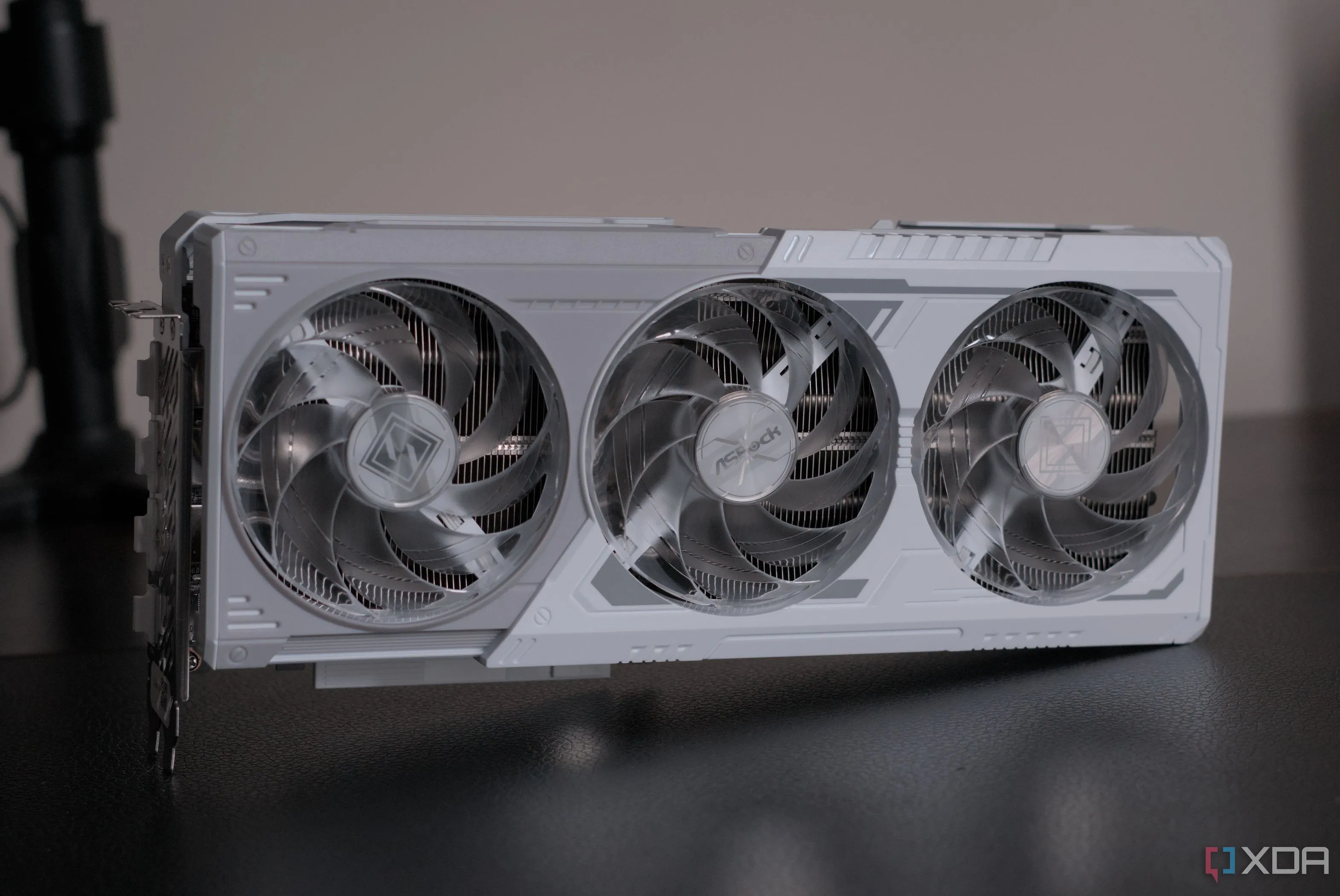 Card đồ họa ASRock Radeon RX 9070 Steel Legend nhìn từ cạnh bên và phía trước, thể hiện thiết kế và kích thước