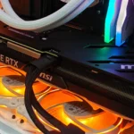 Card đồ họa MSI GeForce RTX 4070 Ti Super Ventus 3X được lắp đặt trong một bộ PC cá nhân, cho thấy kích thước của nó bên trong thùng máy.
