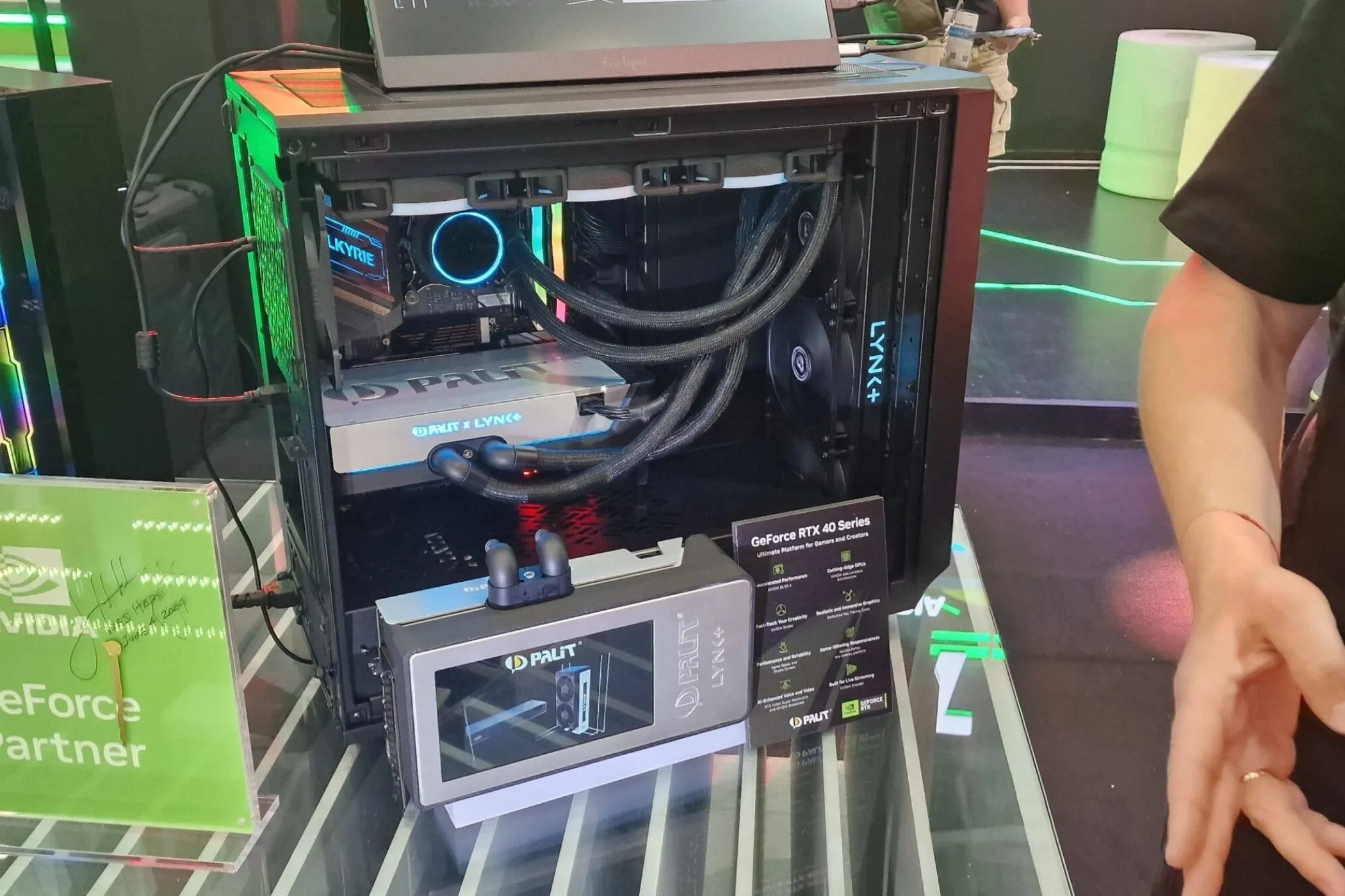 Card đồ họa Palit Lync+ RTX 4090 với tản nhiệt nước custom, minh họa cho phần cứng cao cấp và tùy chỉnh.