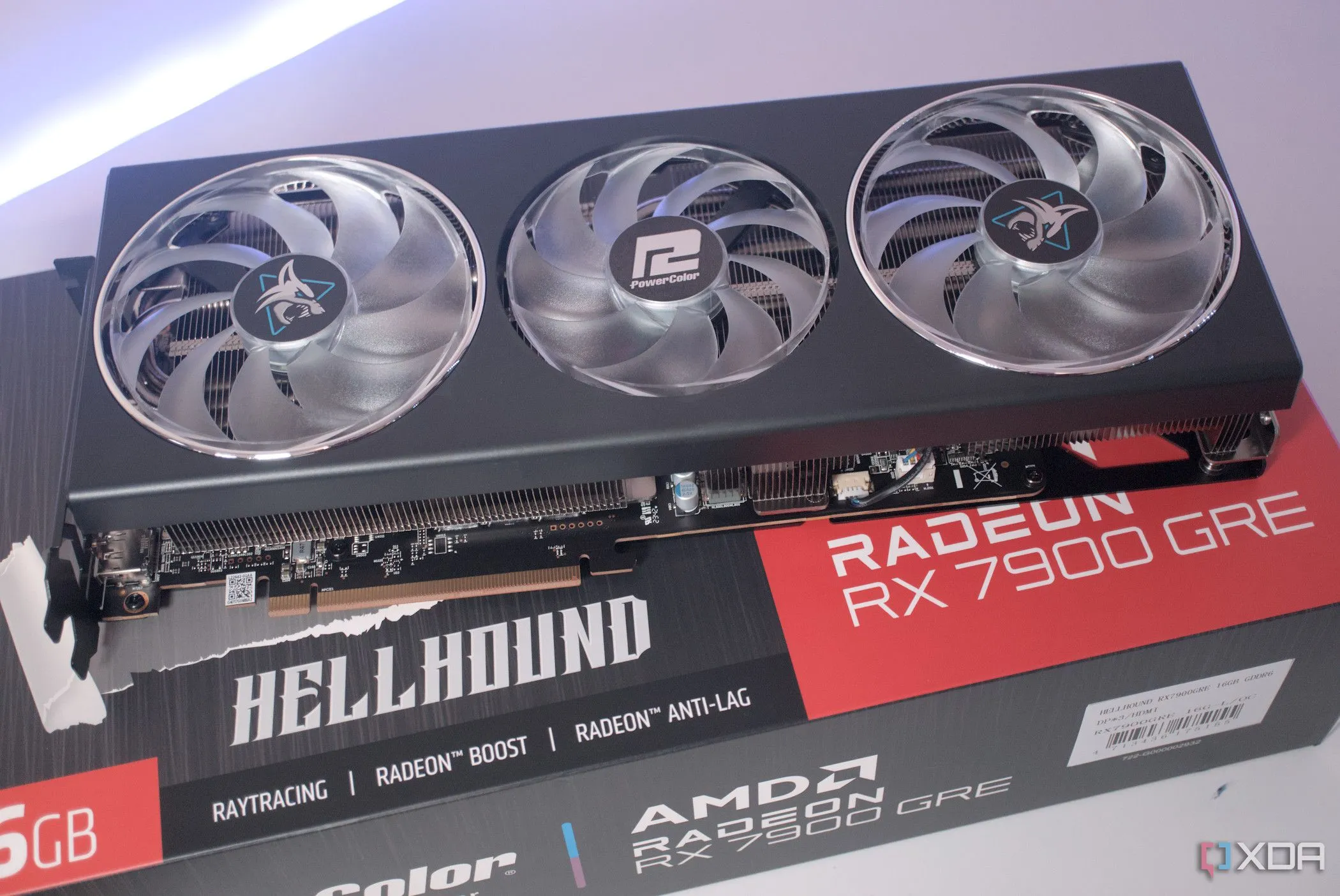 Card đồ họa PowerColor Hellhound Radeon RX 7900 GRE trên hộp, minh họa dòng GPU AMD Radeon